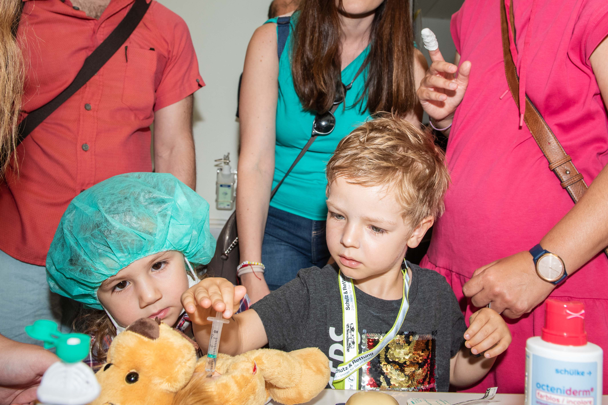 Kispi-Kinderfest: Einem Teddy eine Spritze geben