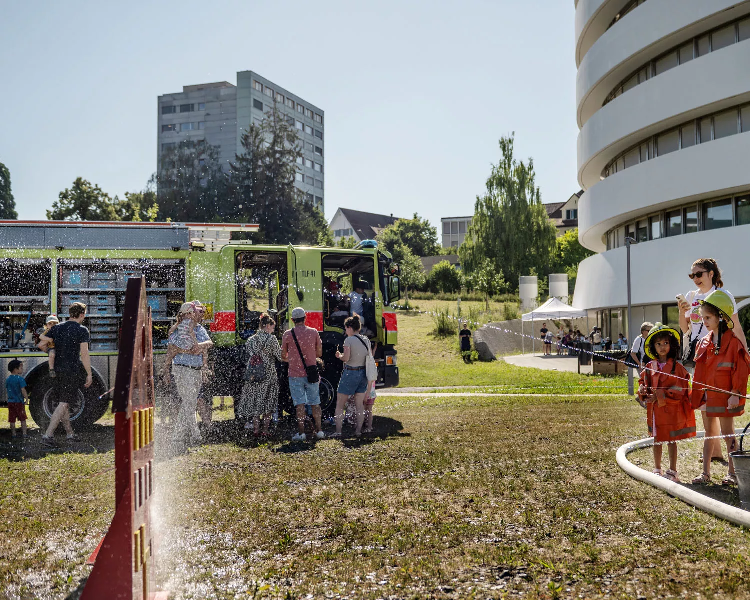 Kinder beim Löschfahrzeug
