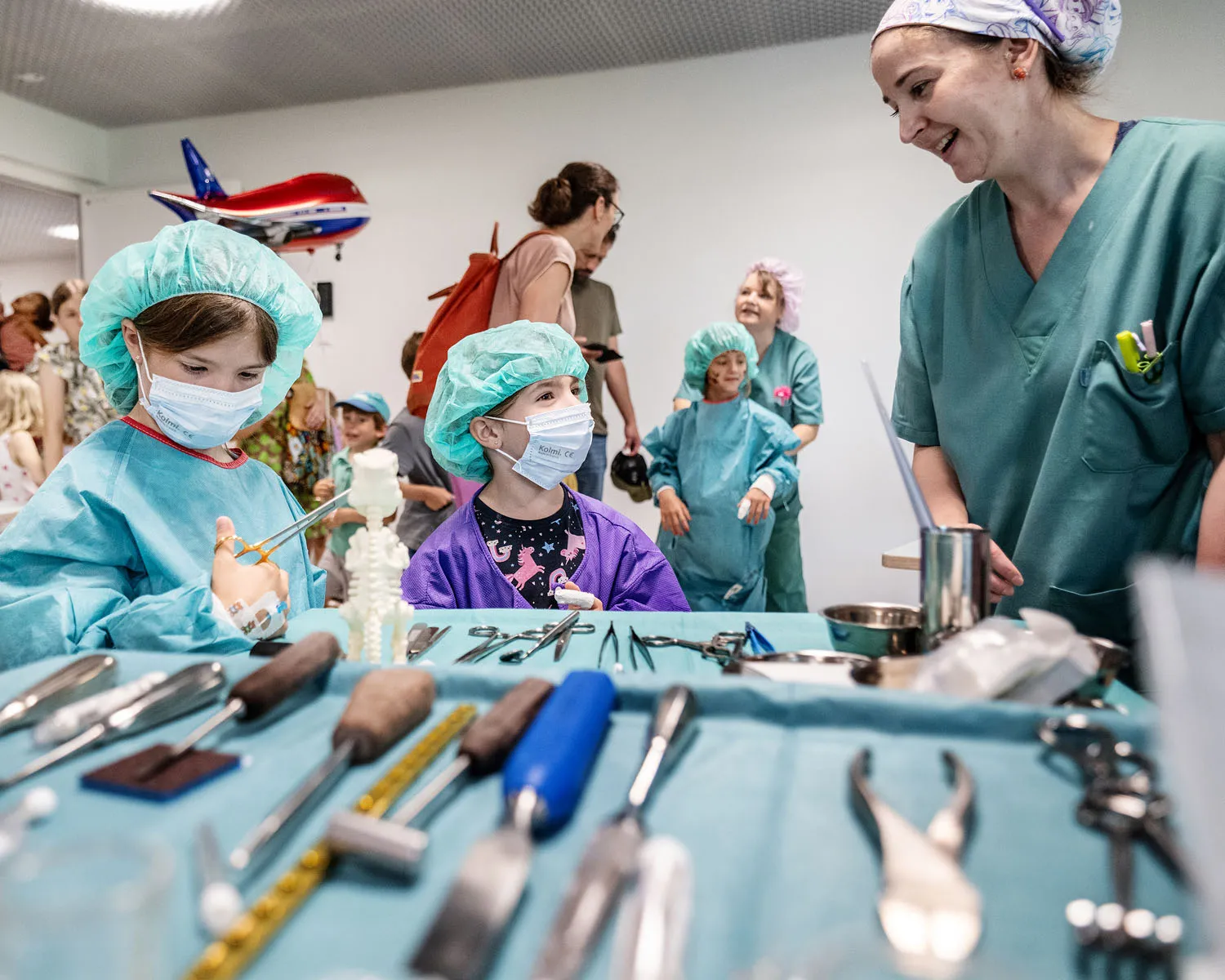 Kinder in OP-Kleidung dürfen Hand anlegen