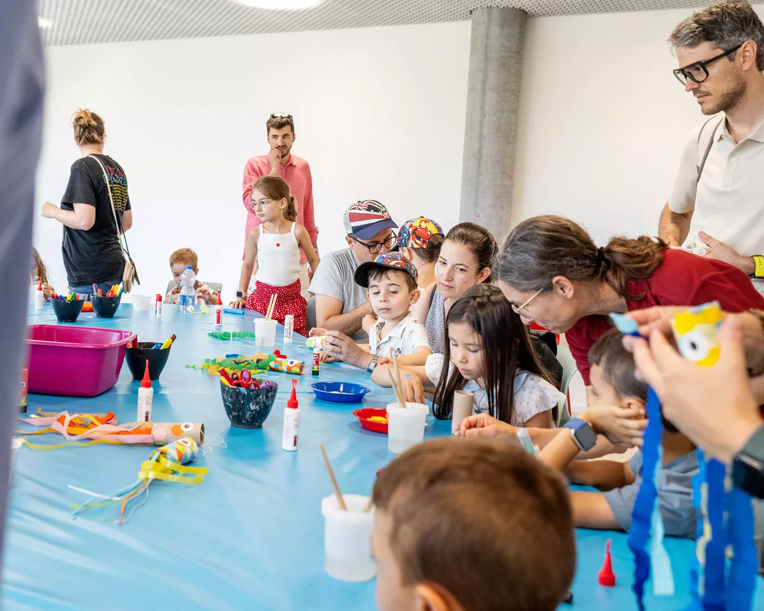 Eine Gruppe aus Kindern bastelt mit Eltern