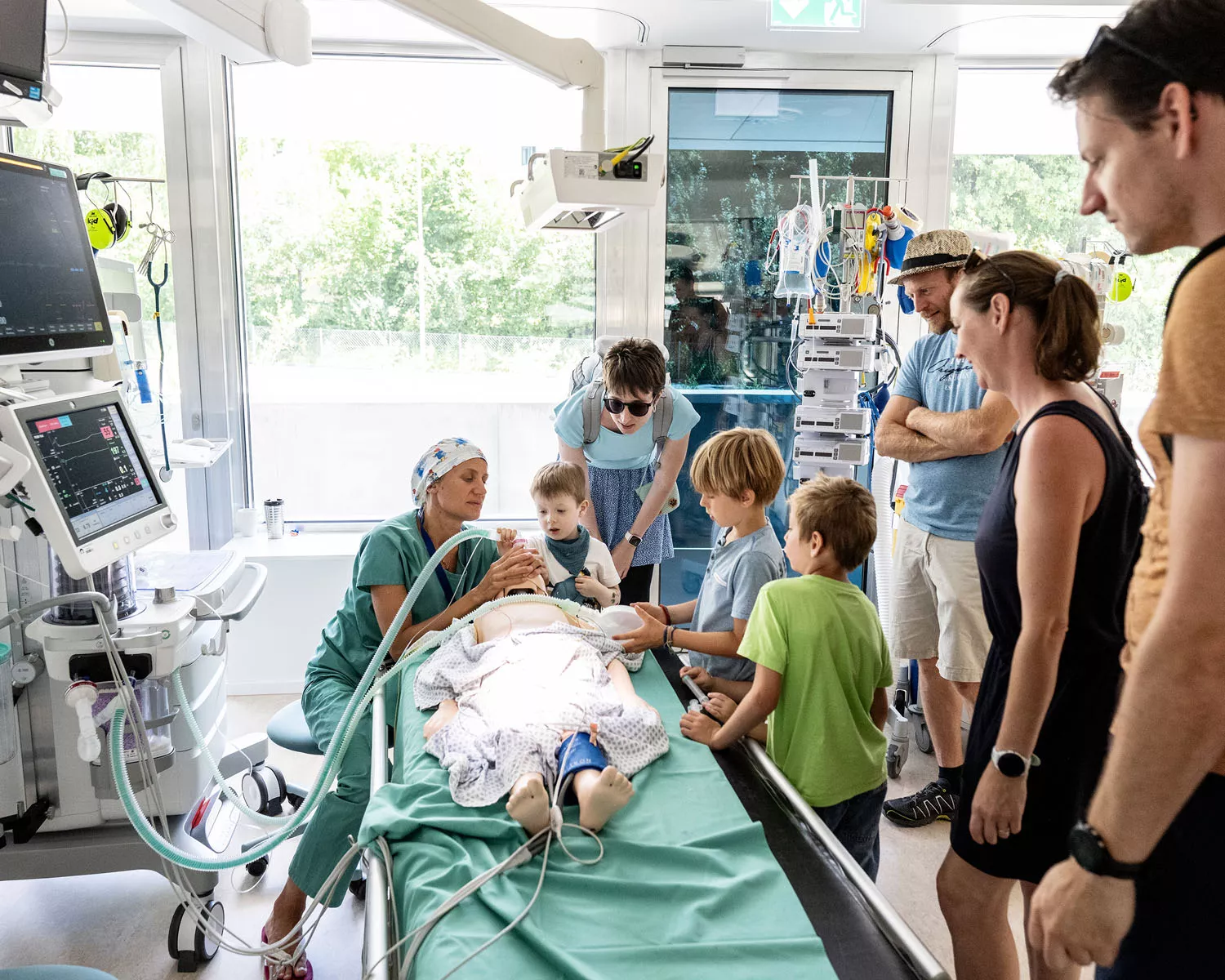 Kinder und Eltern beobachten wie eine Puppe anästhesiert wird