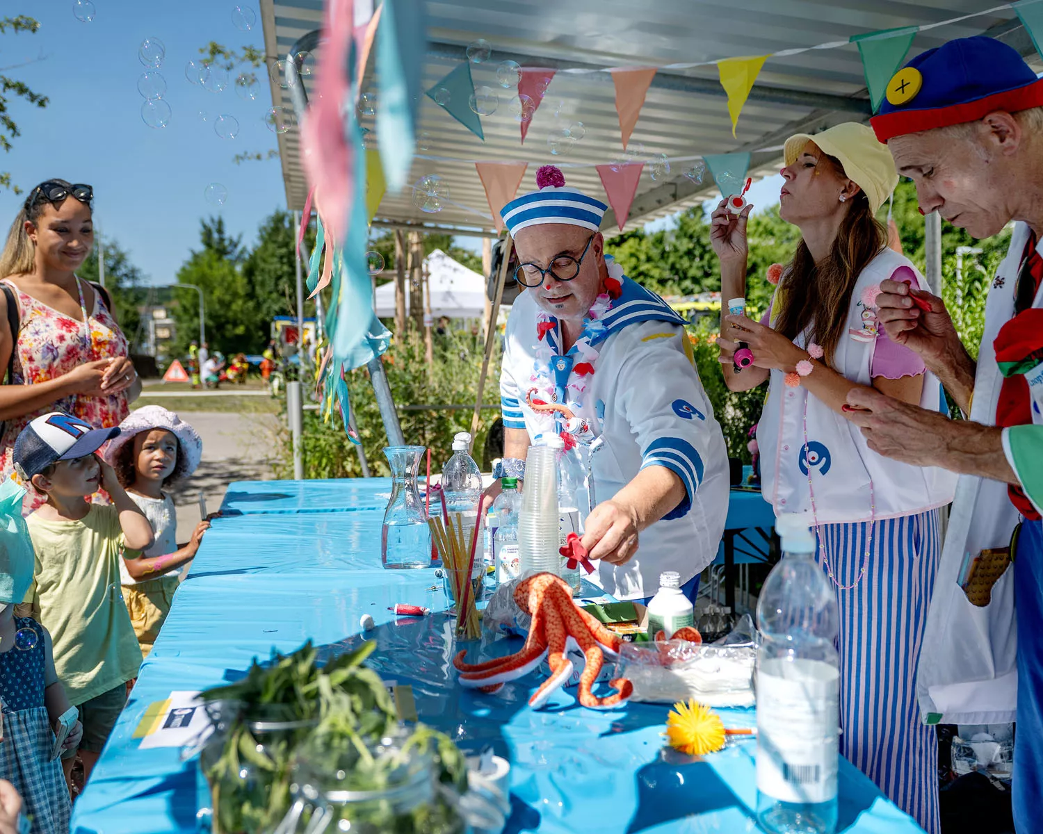Spitalclowns sorgen für Spass am Getränkestand