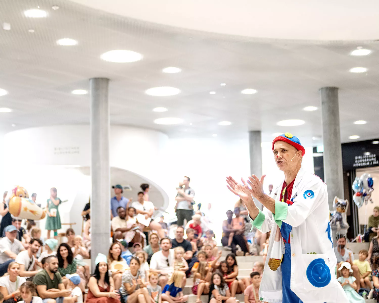 Spitalclown Knopf unterhält ein grosses Publikum im Auditorium