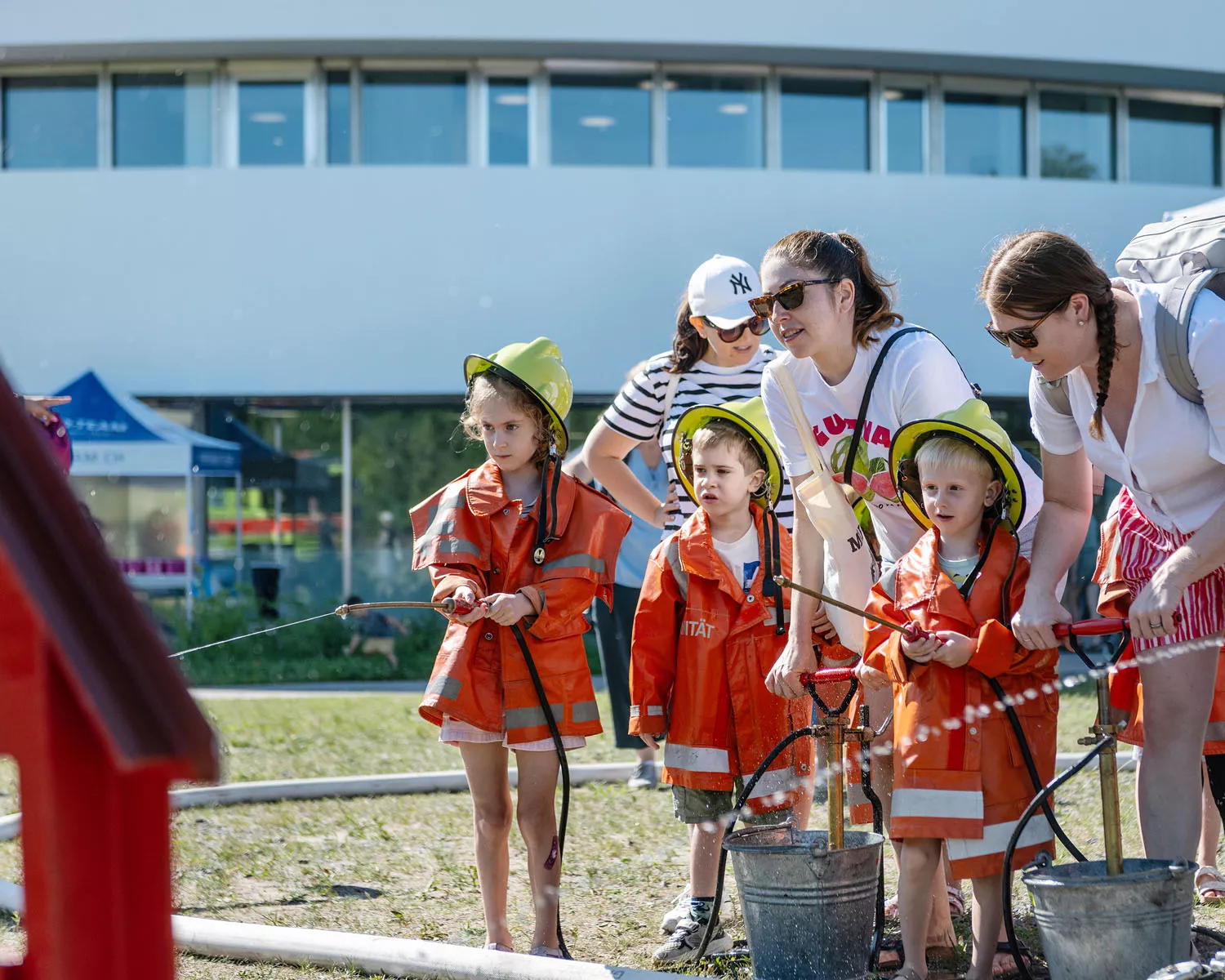 Kinder üben sich als Feuerwehrleute