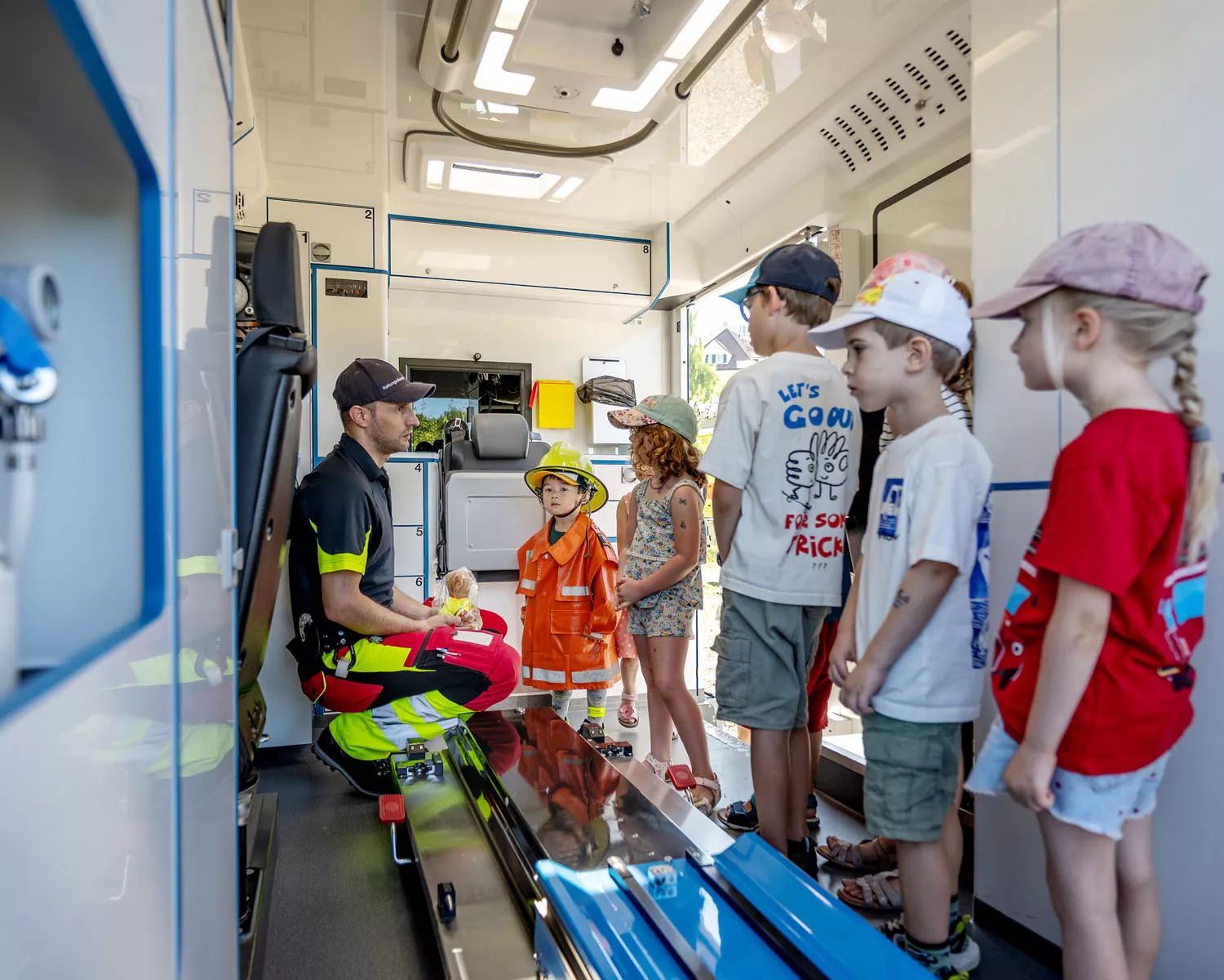 Kinder erkunden Sanitätswagen