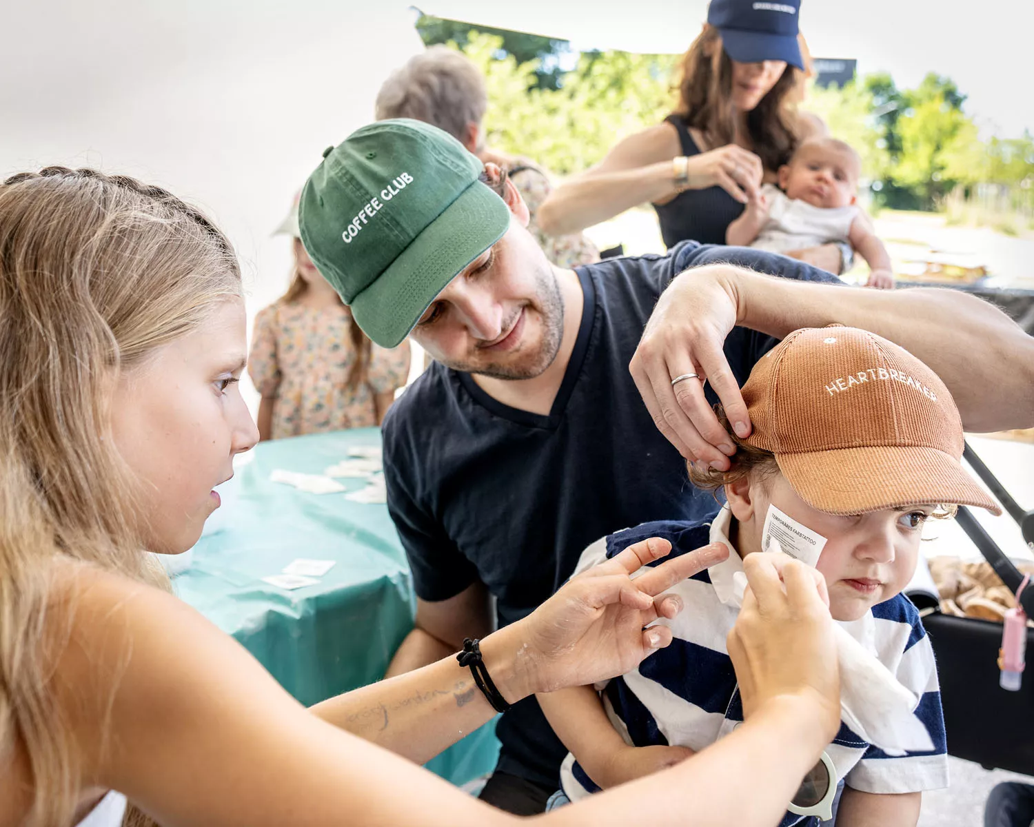 Kinder lassen sich gruselige Narben schminken