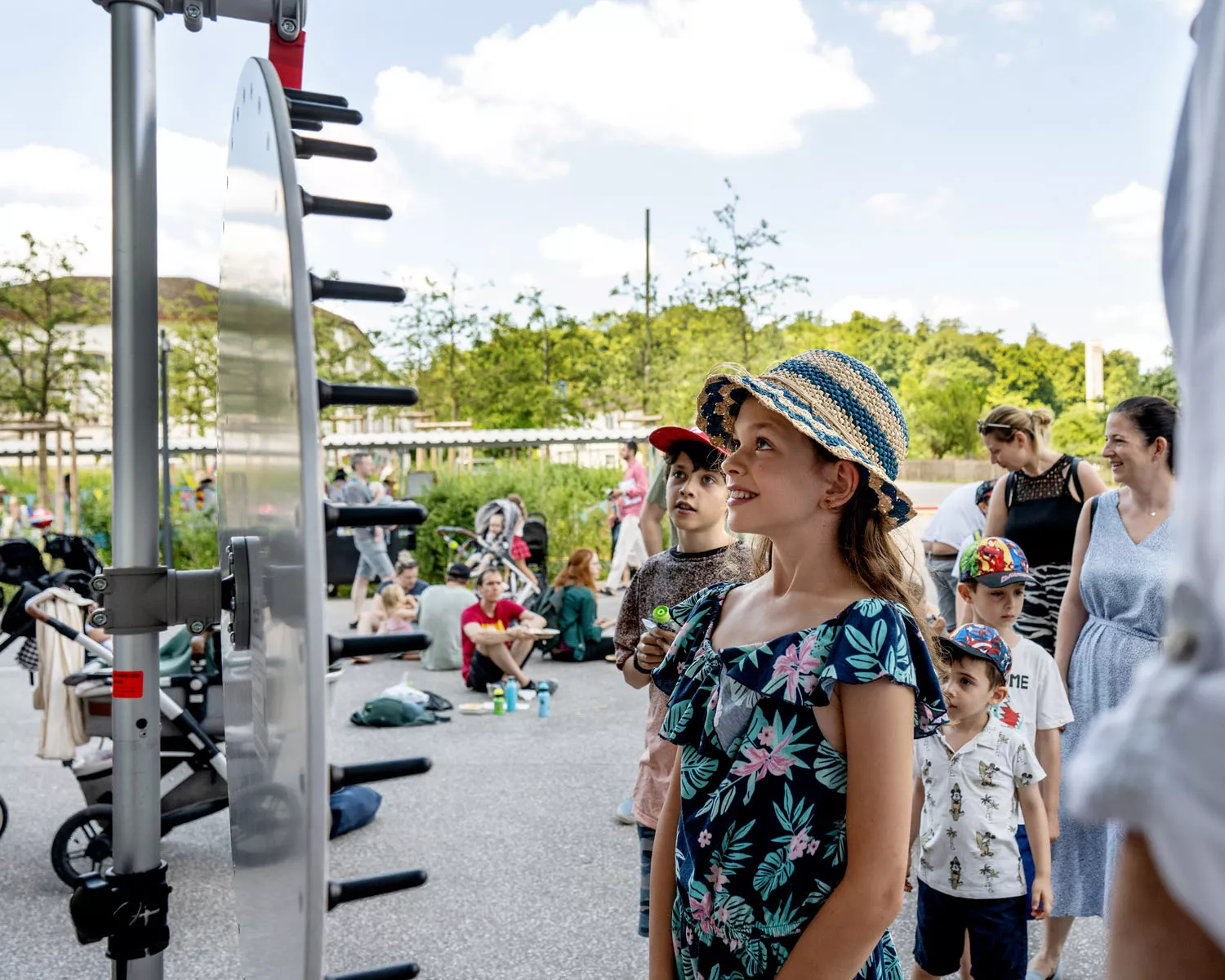 Mädchen dreht am Glücksrad