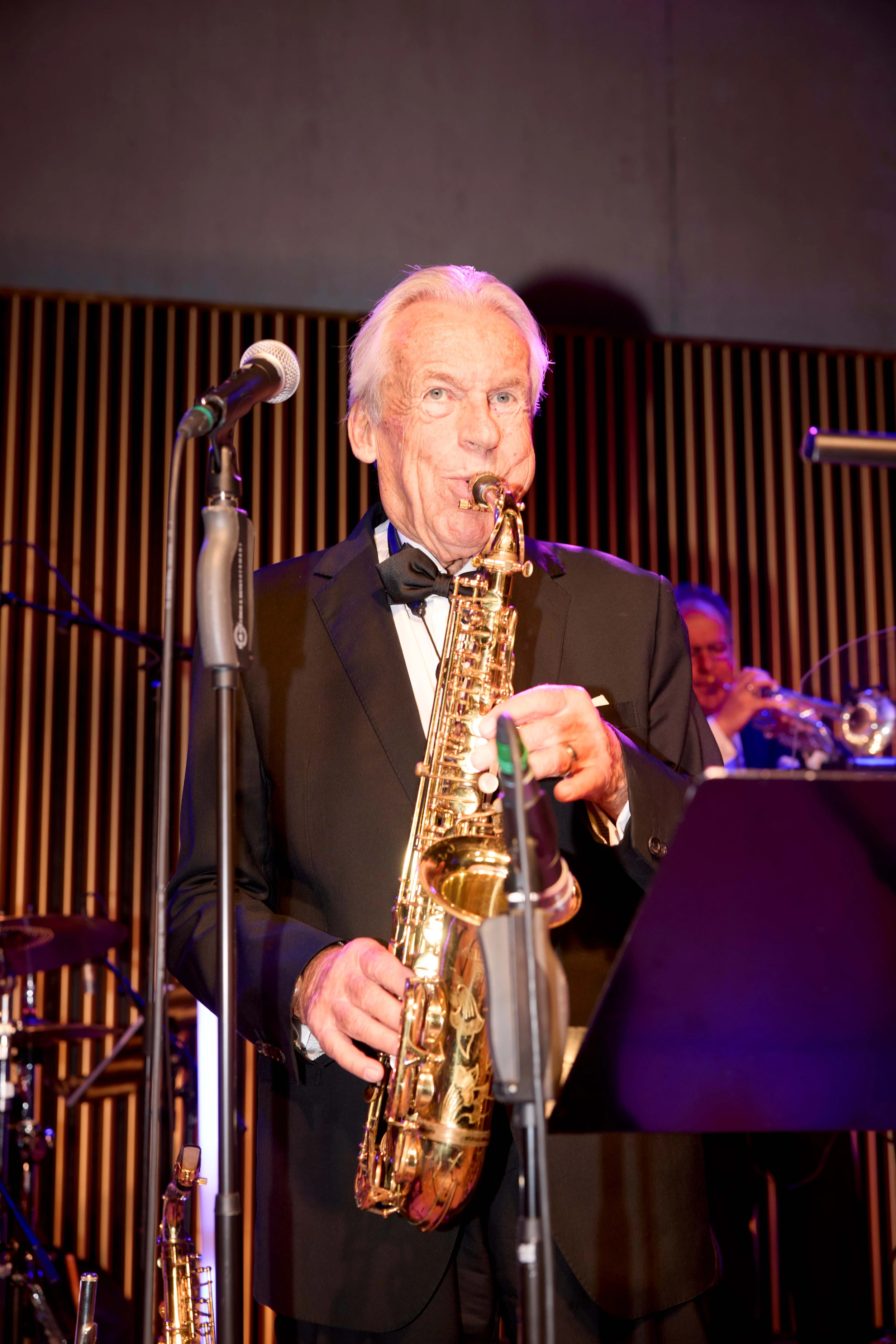 Saxophonist Pepe Lienhard beim Kispiball 2026 im Kunsthaus Zürich.