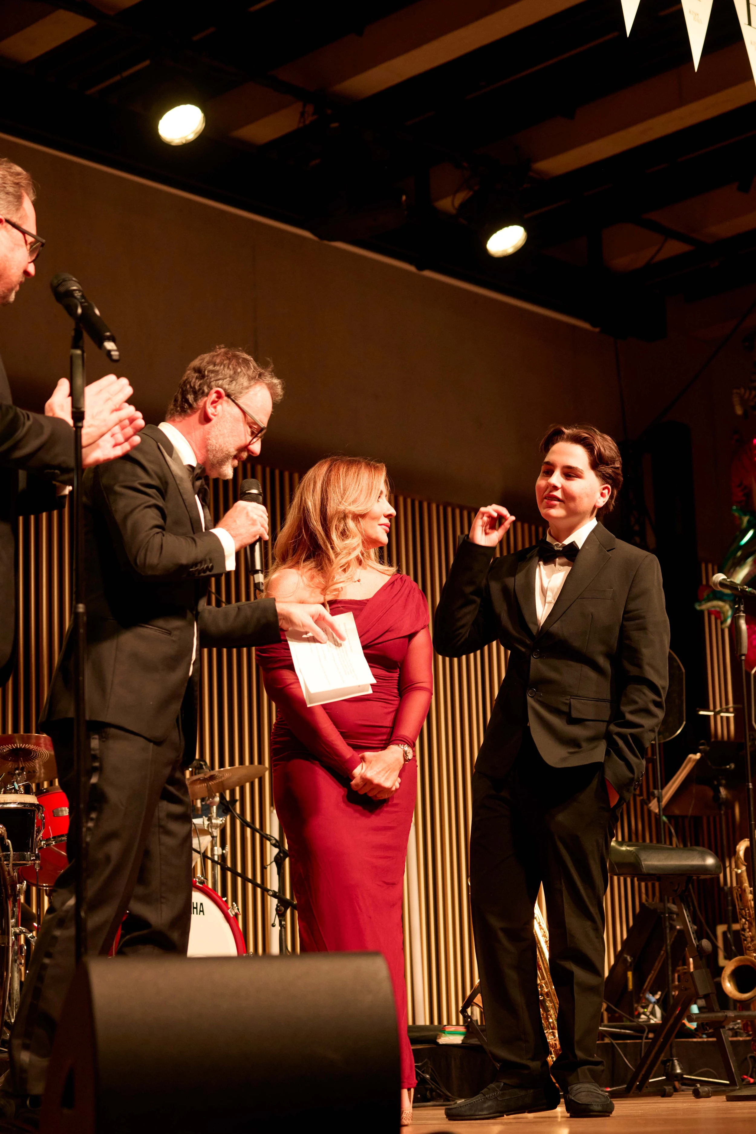 Prof. Dr. med. Michael Grotzer, Moderator Nik Hartmann und die Patientenfamilie Zardon beim Kispiball 2026 im Kunsthaus Zürich.