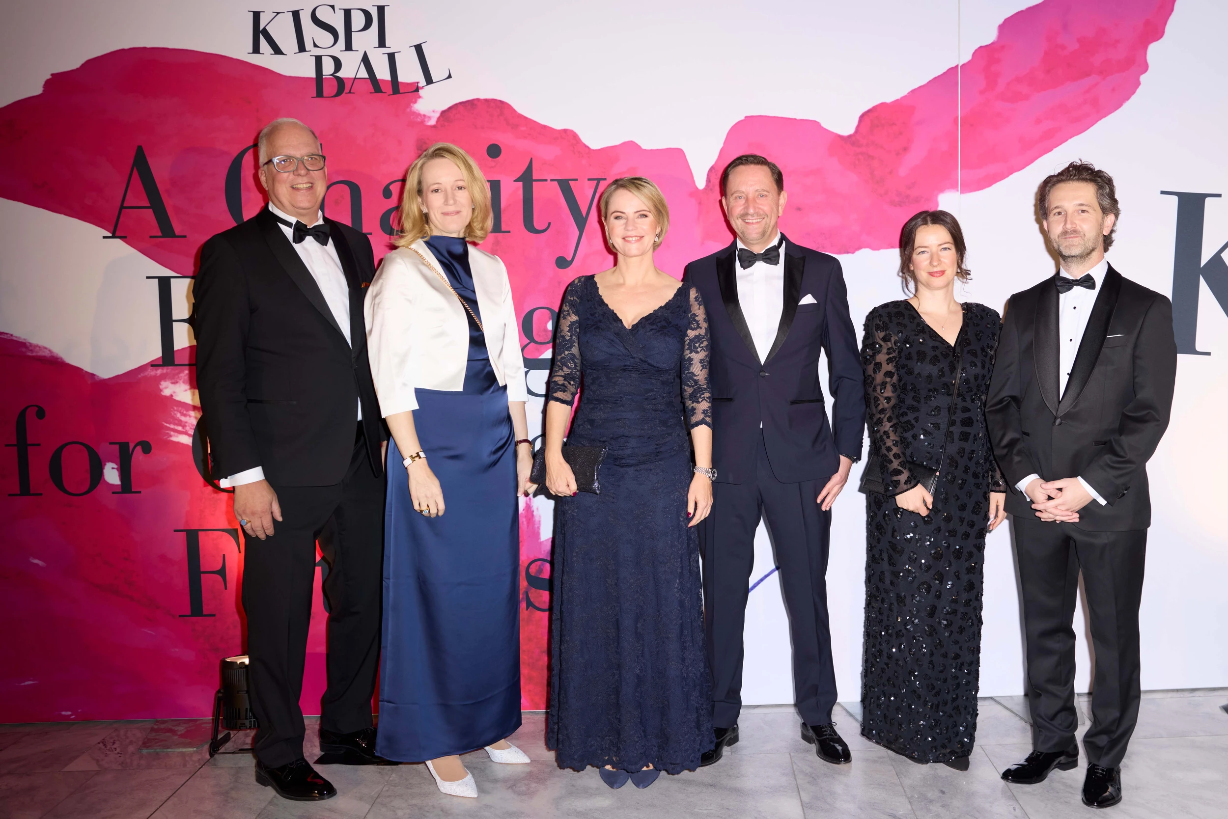 Oliver Sack, Julia Hillebrandt und Natalie Rickli mit Begleitpersonen beim Kispiball 2026 im Kinderspital Zürich.