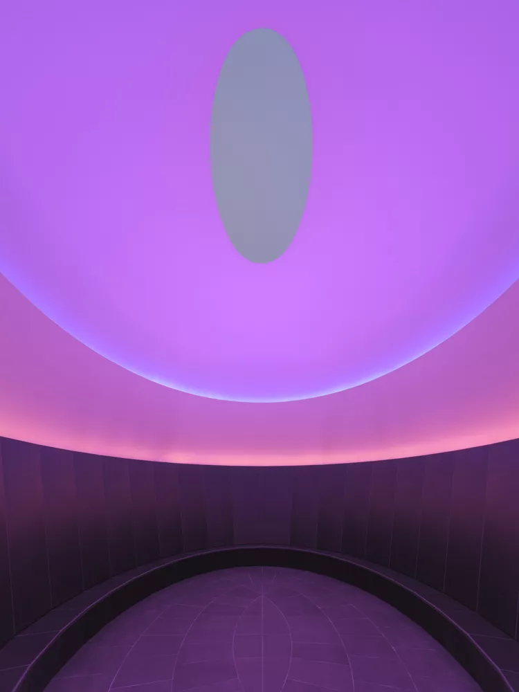 Der «Skyspace Sustenance» ist ein Raum in Form eines elliptischen Zylinders, der bei trockenem Wetter über eine ovale Öffnung in der Decke die Sicht auf den Himmel freigibt.