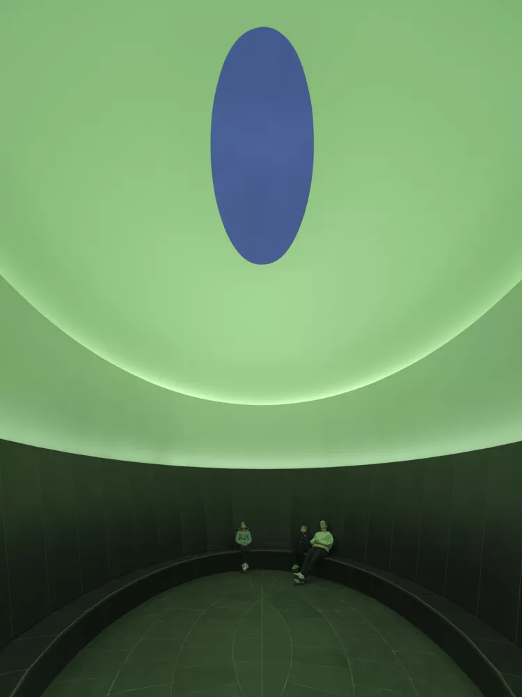Der «Skyspace Sustenance» ist ein Raum in Form eines elliptischen Zylinders, der bei trockenem Wetter über eine ovale Öffnung in der Decke die Sicht auf den Himmel freigibt.