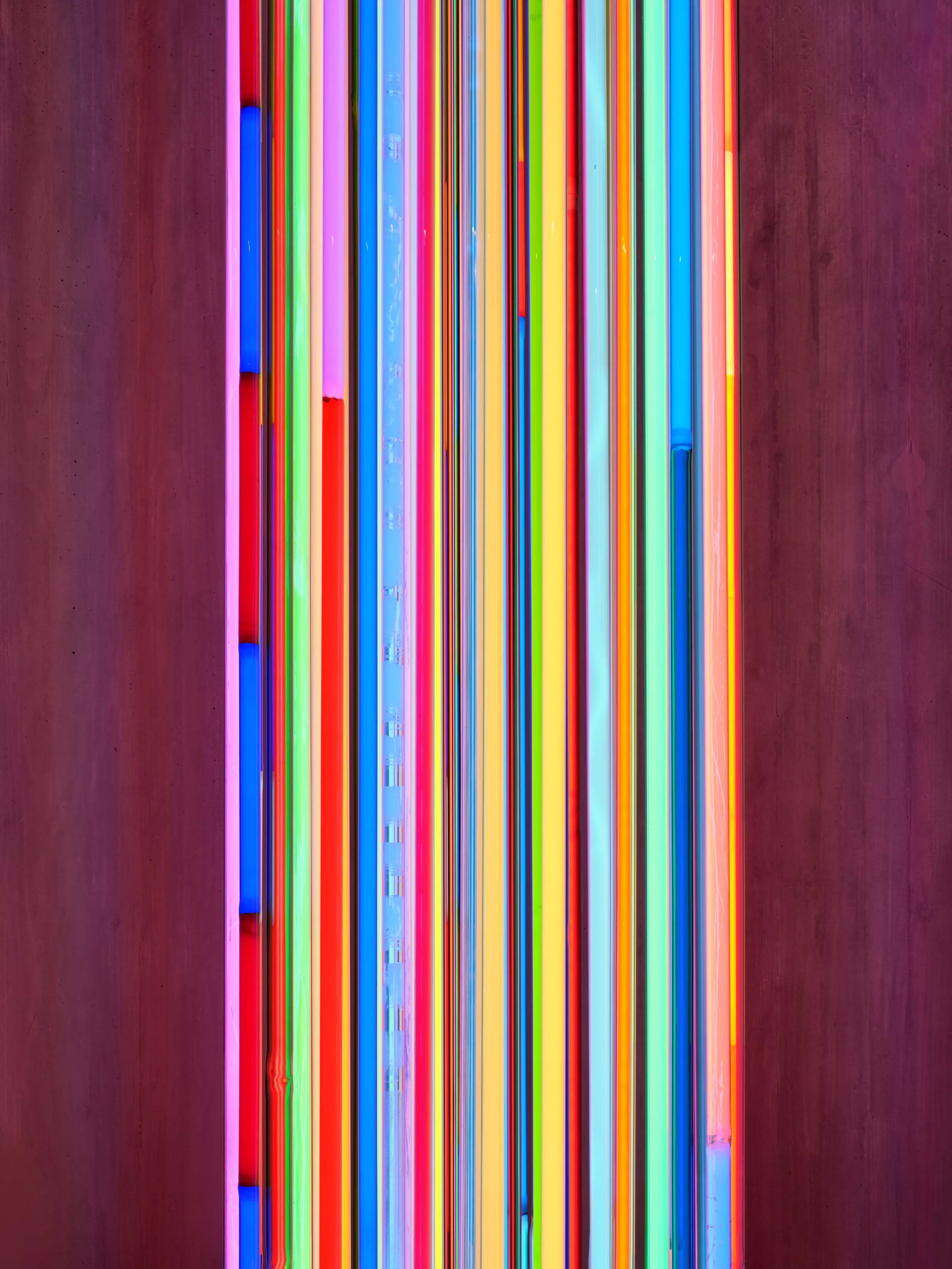 Eine elf Meter lange, hängende Skulptur aus Neon-Glasröhren beleuchtet das Haupttreppenhaus im Kinderspital Zürich