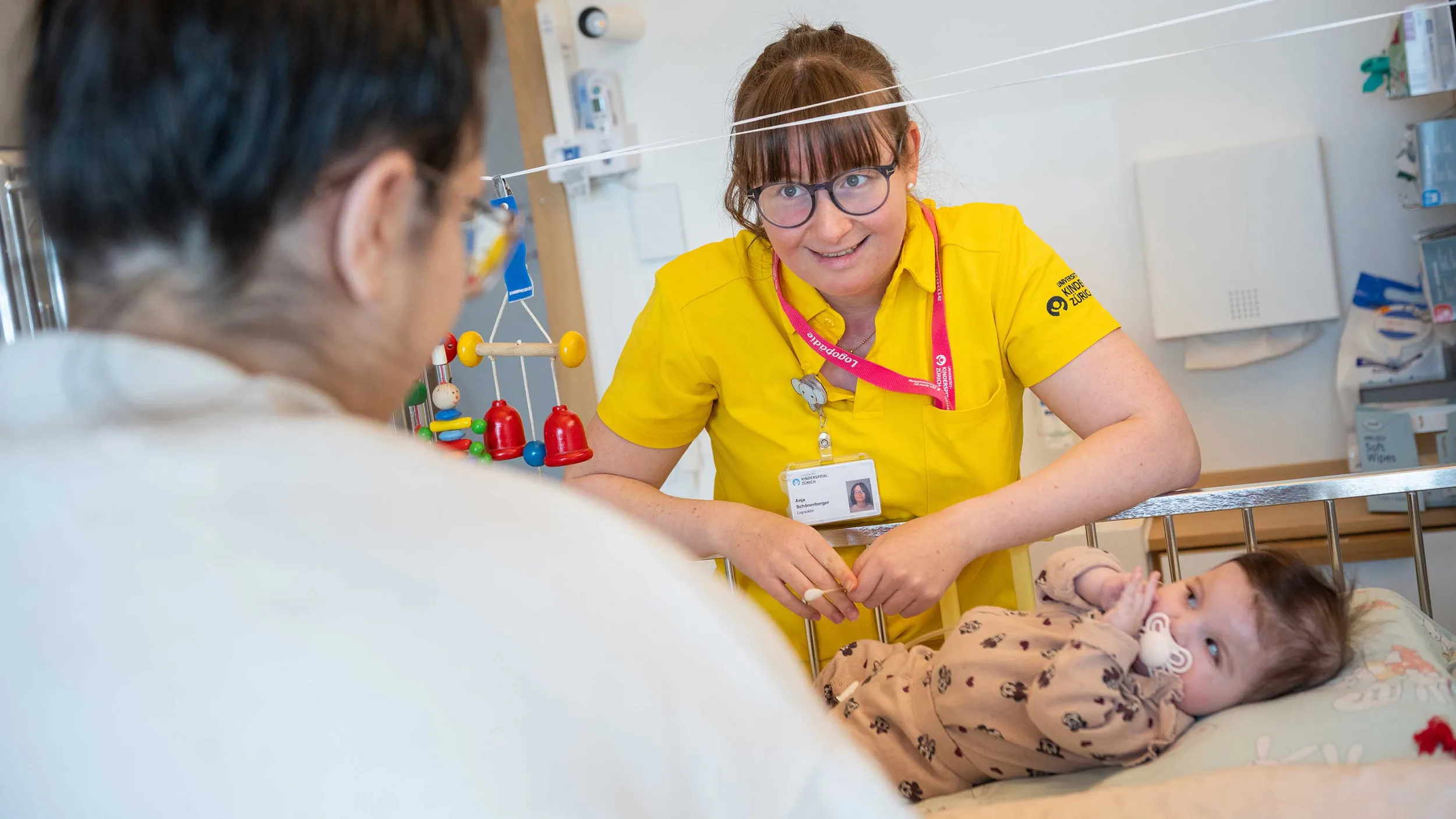 Eine Logopädin therapiert ein Baby mit Schluckstörung im Kinderspital Zürich
