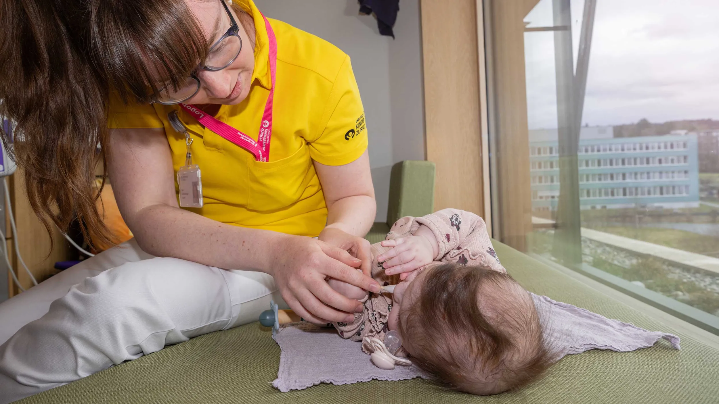 Eine Logopädin therapiert ein Baby mit Schluckstörung im Kinderspital Zürich