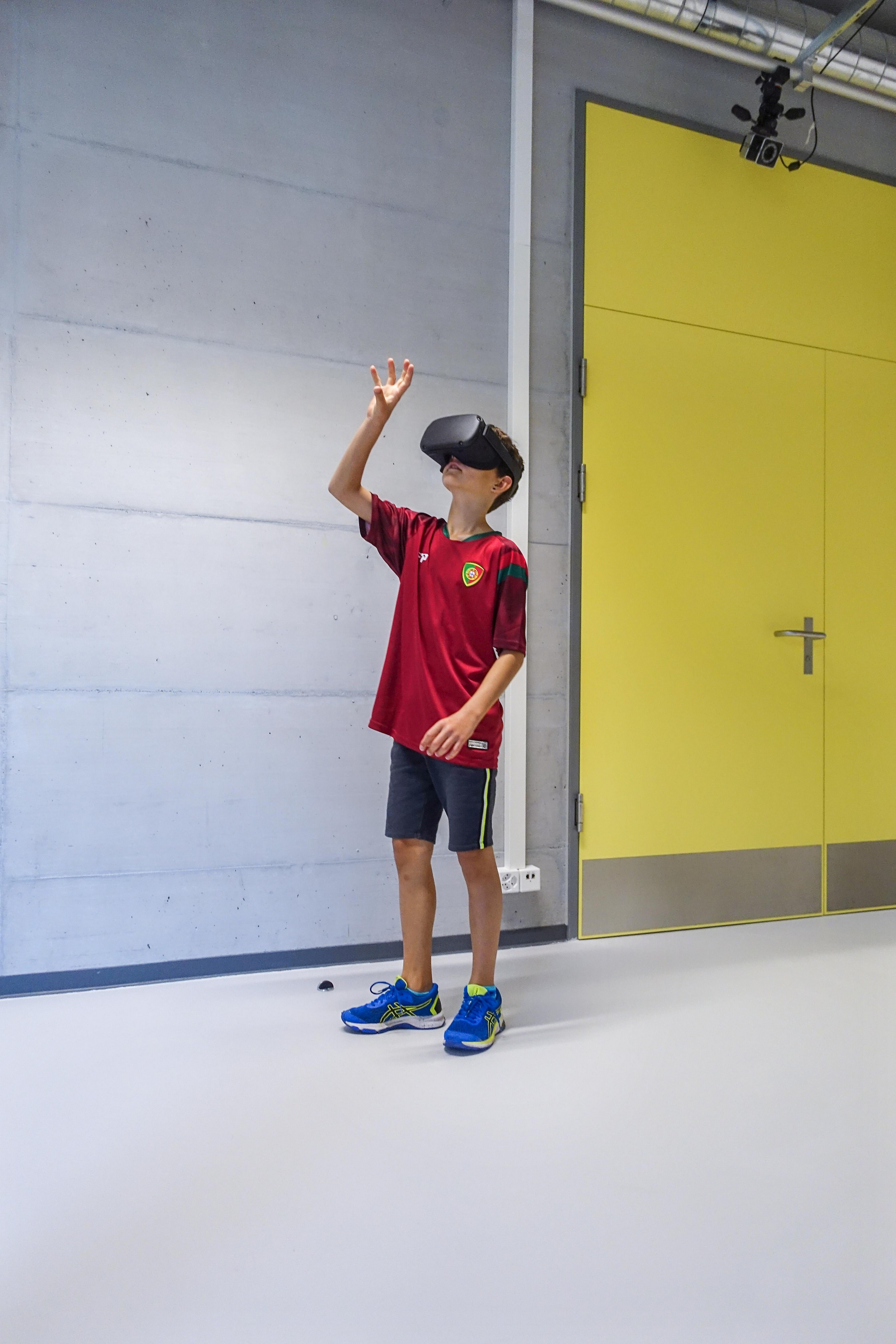 Eine Junge trainiert Gangaktivitäten in einem virtuellen Märchenwald mit einer MR-Brille.