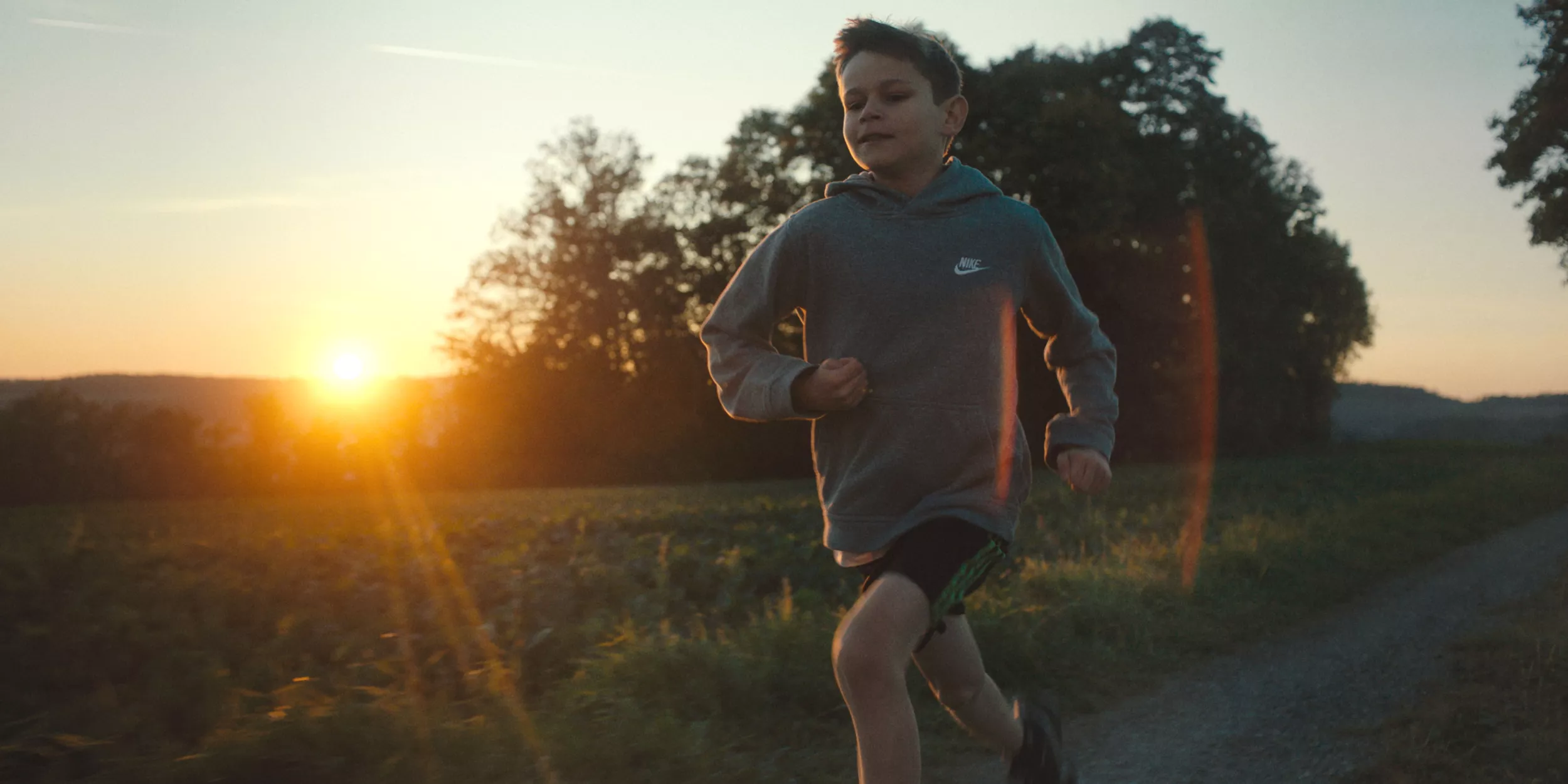 Mael rennt bei Sonnenuntergang
