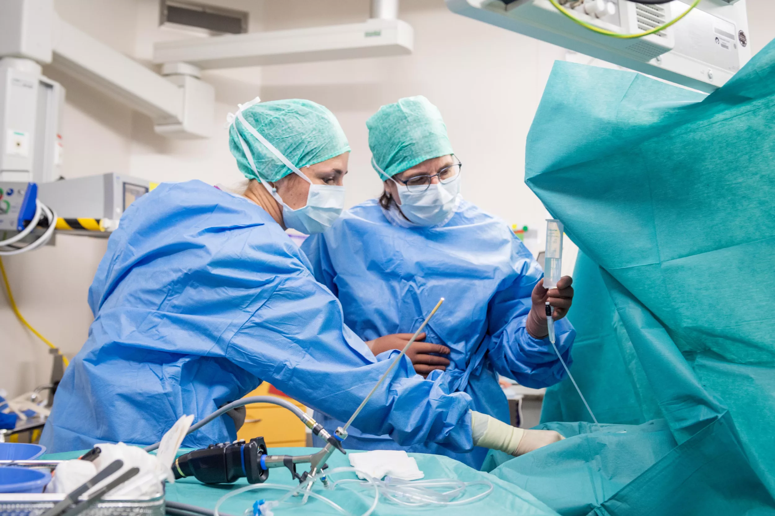 Arzt und Ärztin bei einer Operation im Kinderspital