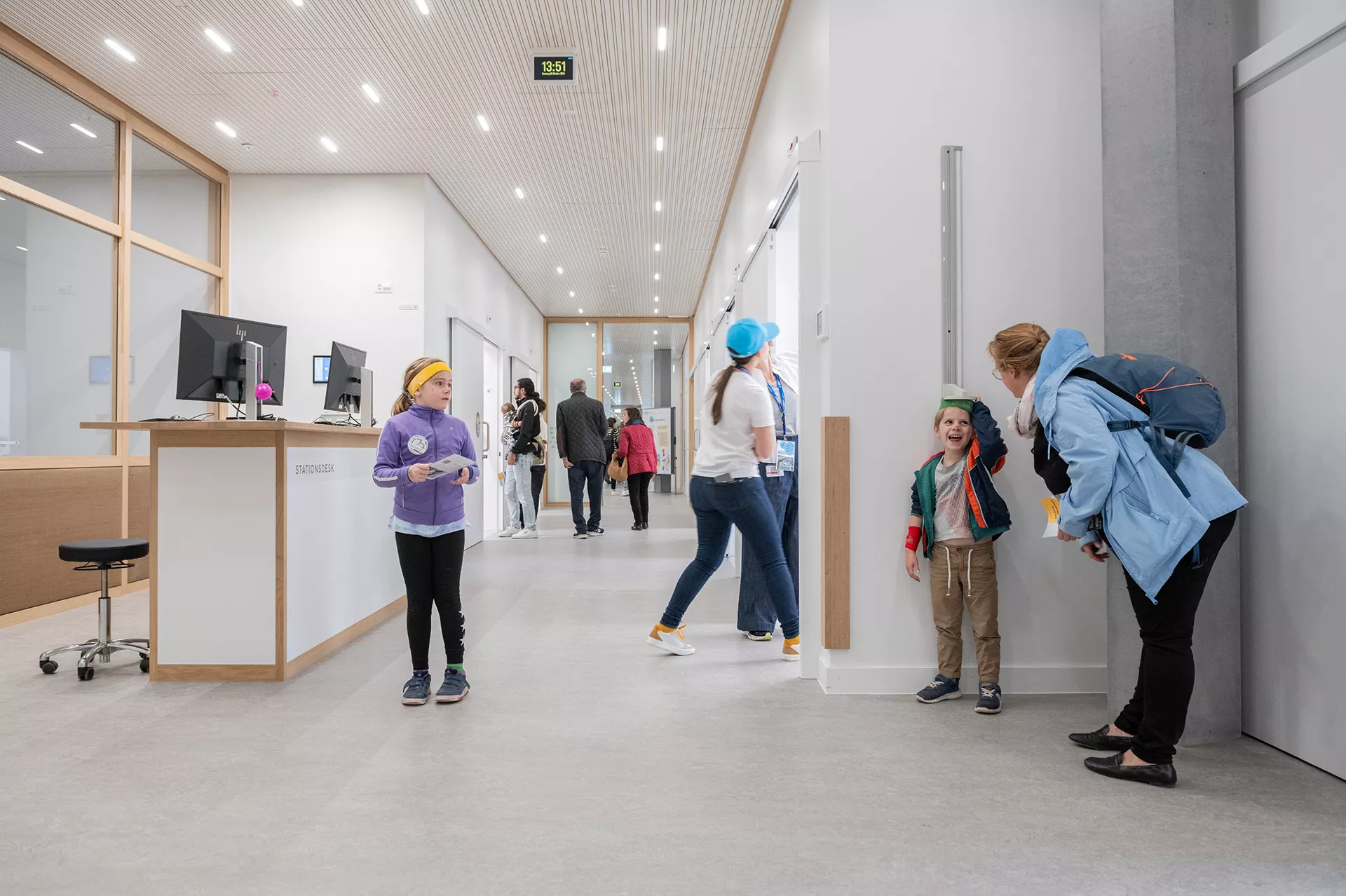 Erwachsene und Kinder erkunden die Räumlichkeiten im Akutspital des Kinderspitals Zürich