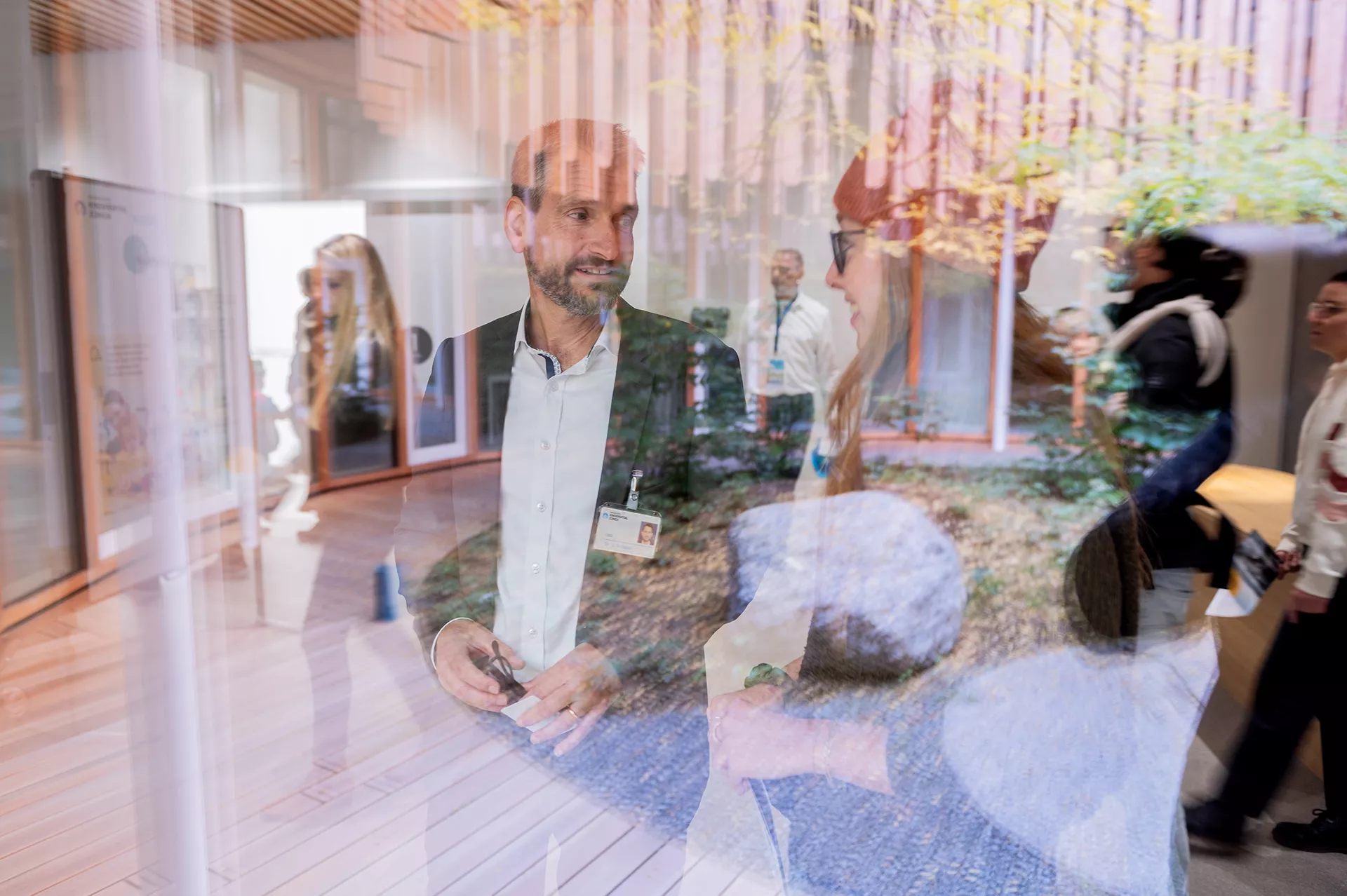 CEO Georg Schäppi steht hinter einer Glasscheibe im Akutspital des Kinderspitals Zürich