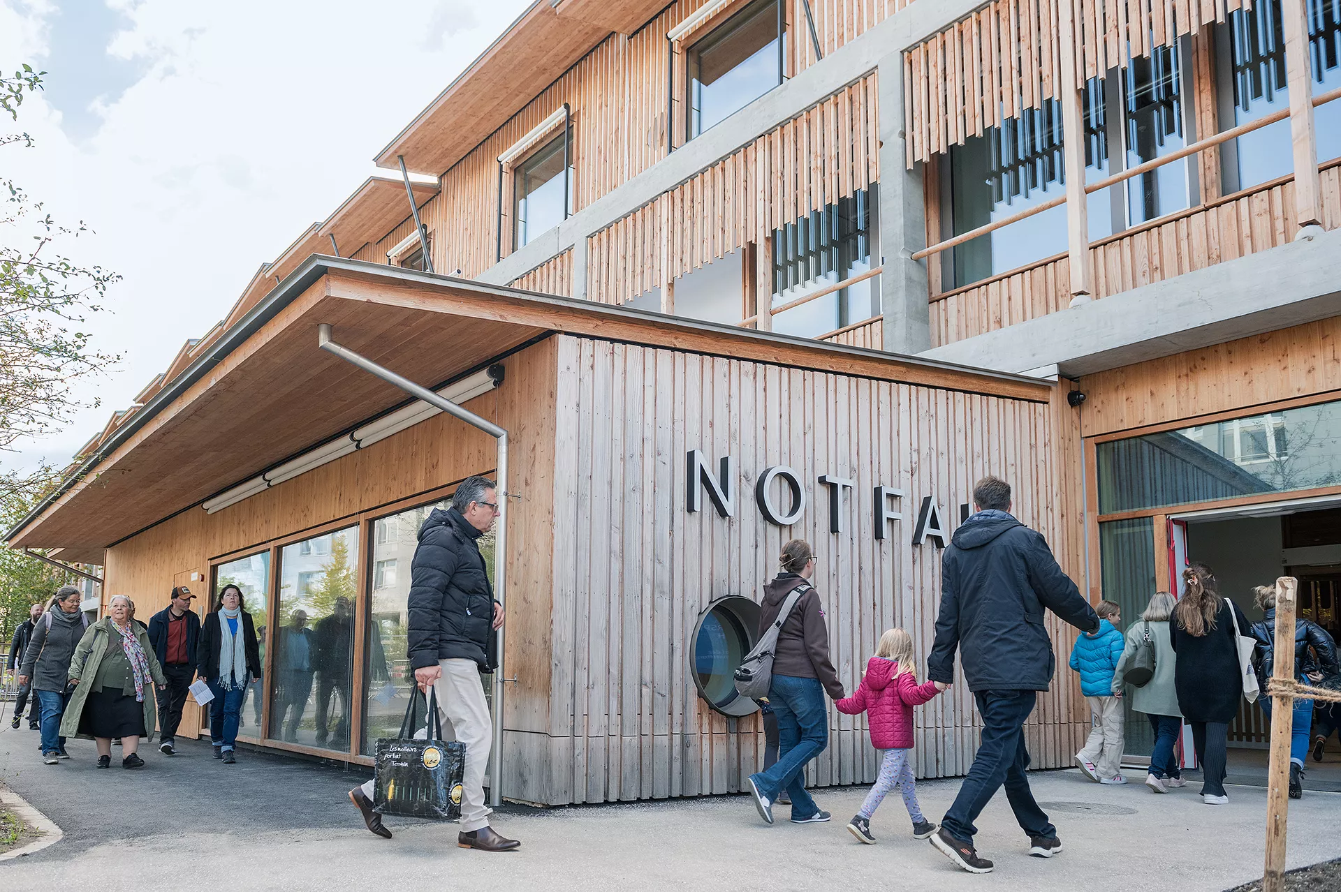 Erwachsene und Kinder betreten das Akutspital des Kinderspitals Zürich über den Eingang der Notfallstation