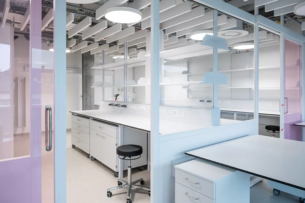 Laborarbeitsplatz im neuen Gebäude für Forschung und Lehre des Universitäts-Kinderspital Zürich