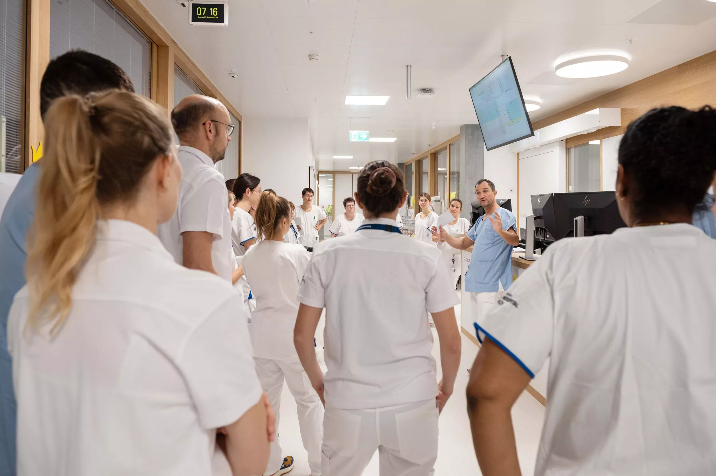 Medizinische Fachpersonen versammeln sich im Neubau des Kinderspitals Zürich