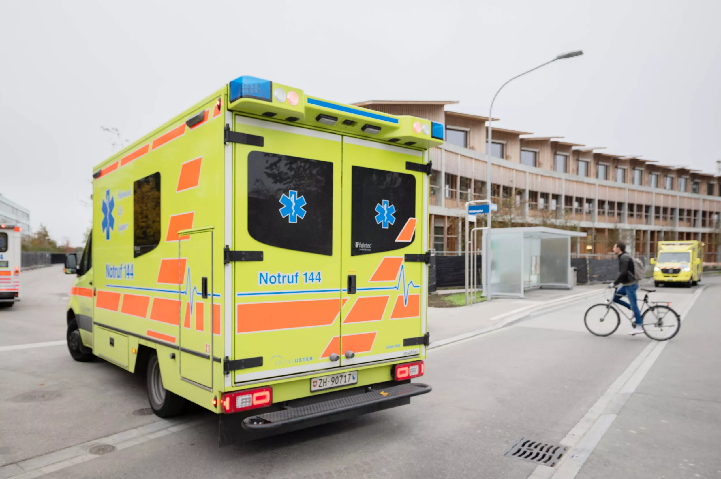 Ein Rettungswagen fährt auf das Gelände des Kinderspitals Zürich