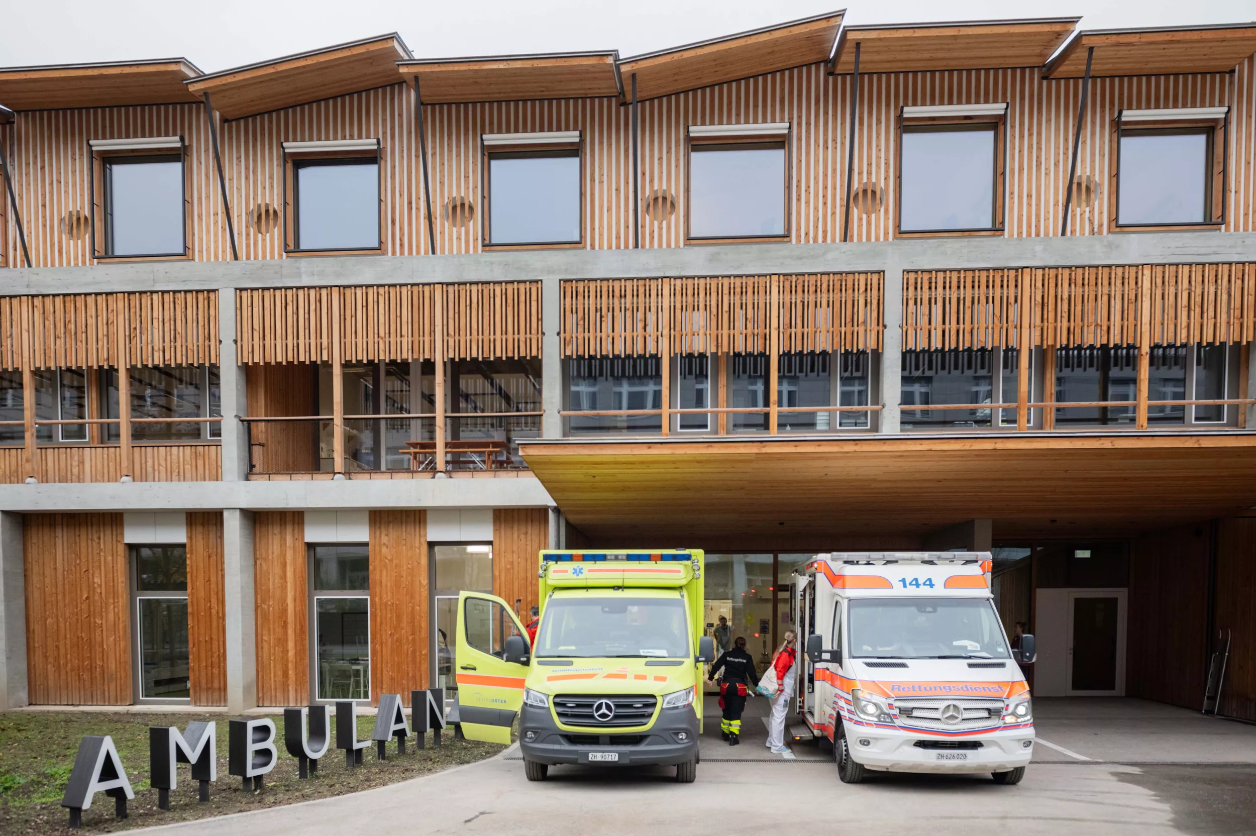 Zwei Rettungswagen stehen vor dem Eingang der Notfallstation des Kinderspitals Zürich