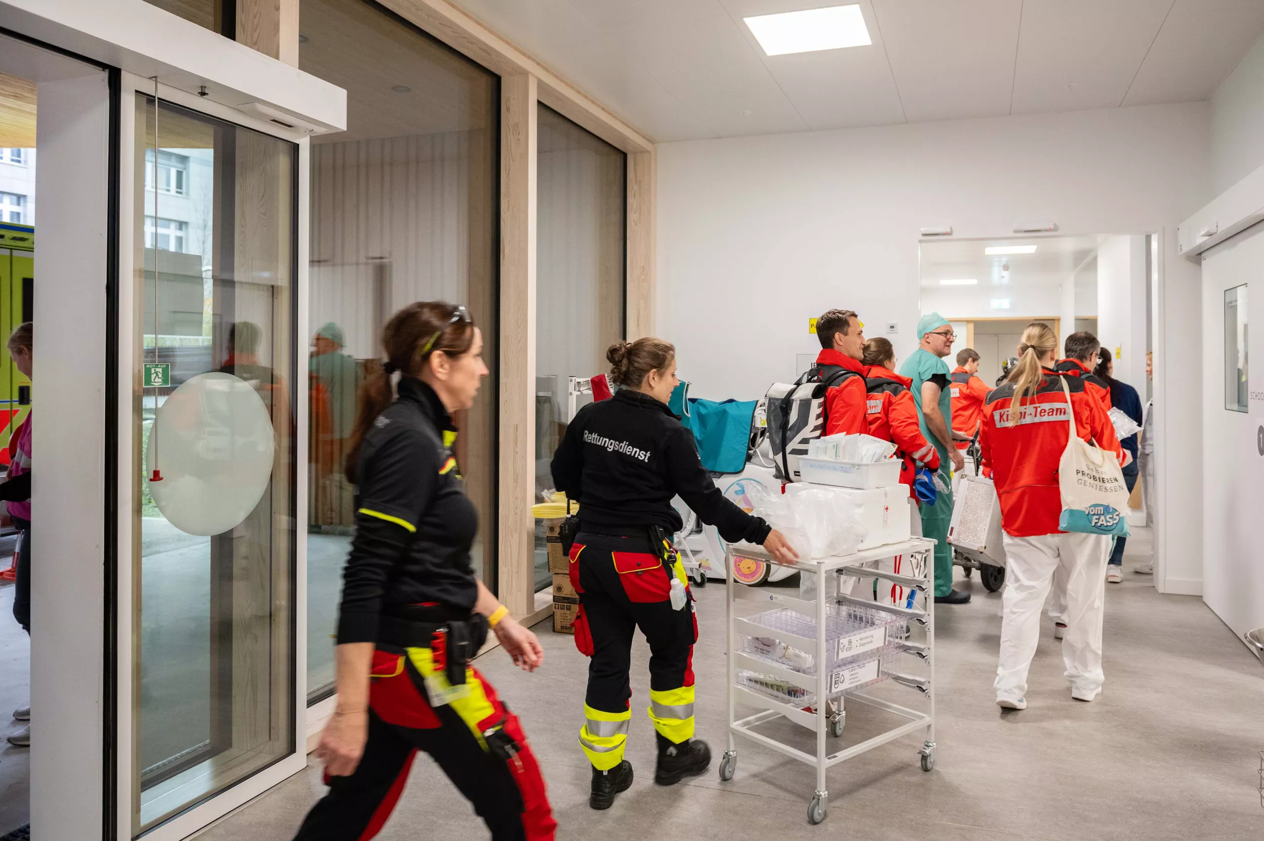 Rettungsdienst und medizinisches Personal betreten das Kinderspital Zürich