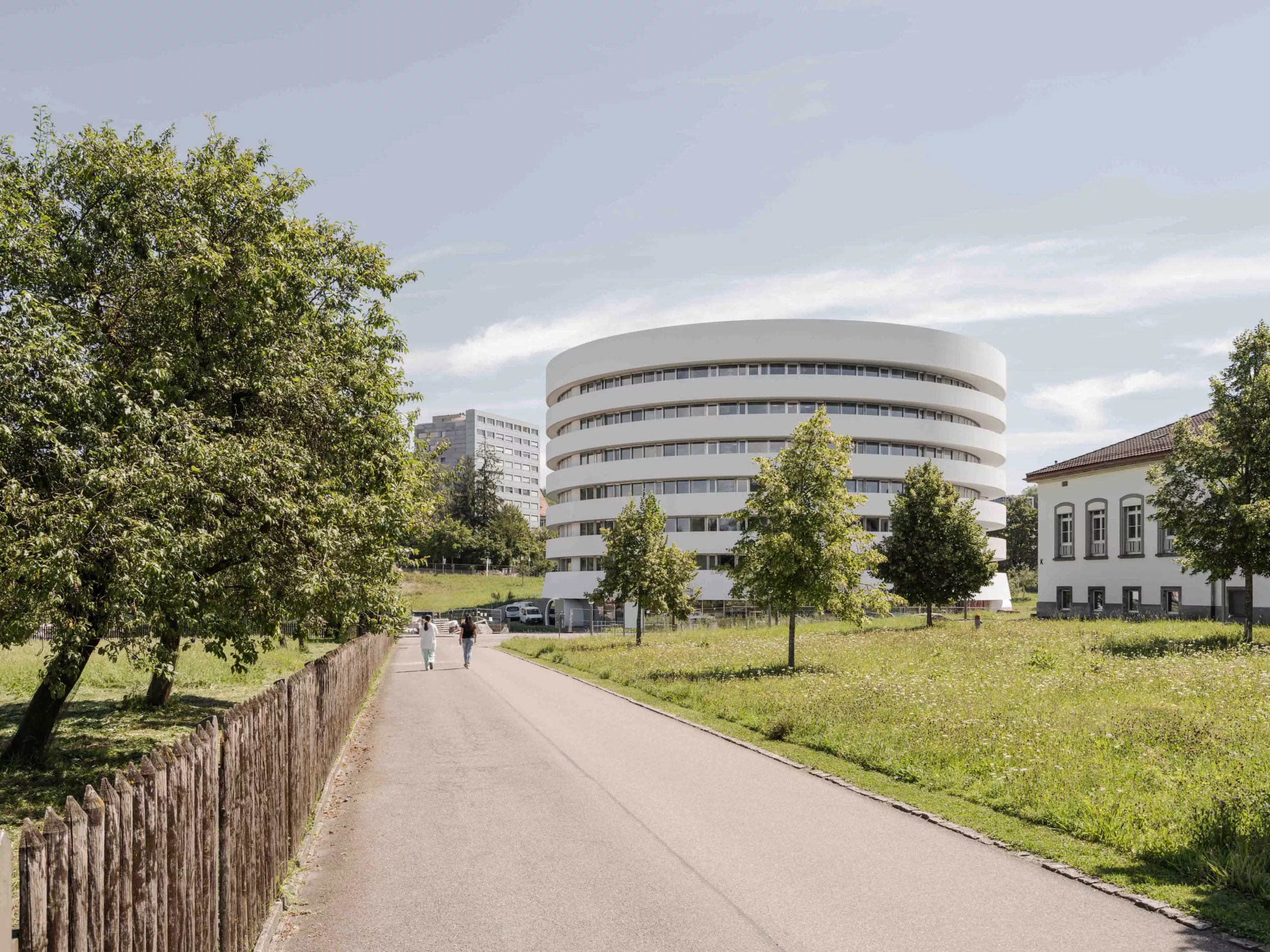 Ein Weg führt zum neuen Gebäude für Forschung und Lehre des Kinderspitals Zürich
