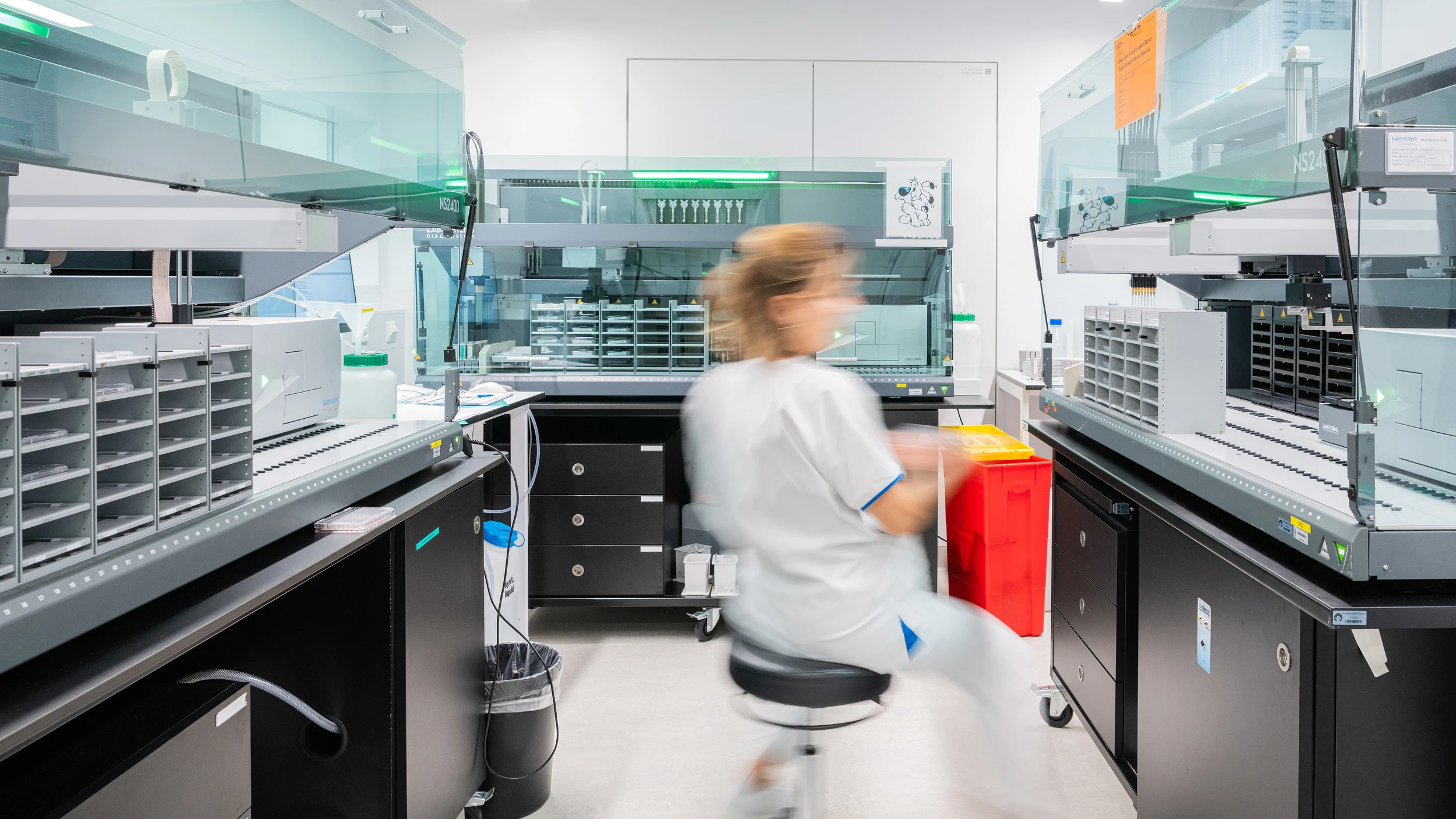 Eine Biomedizinische Analytikerin bei der Arbeit im Labor des Kinderspitals Zürich