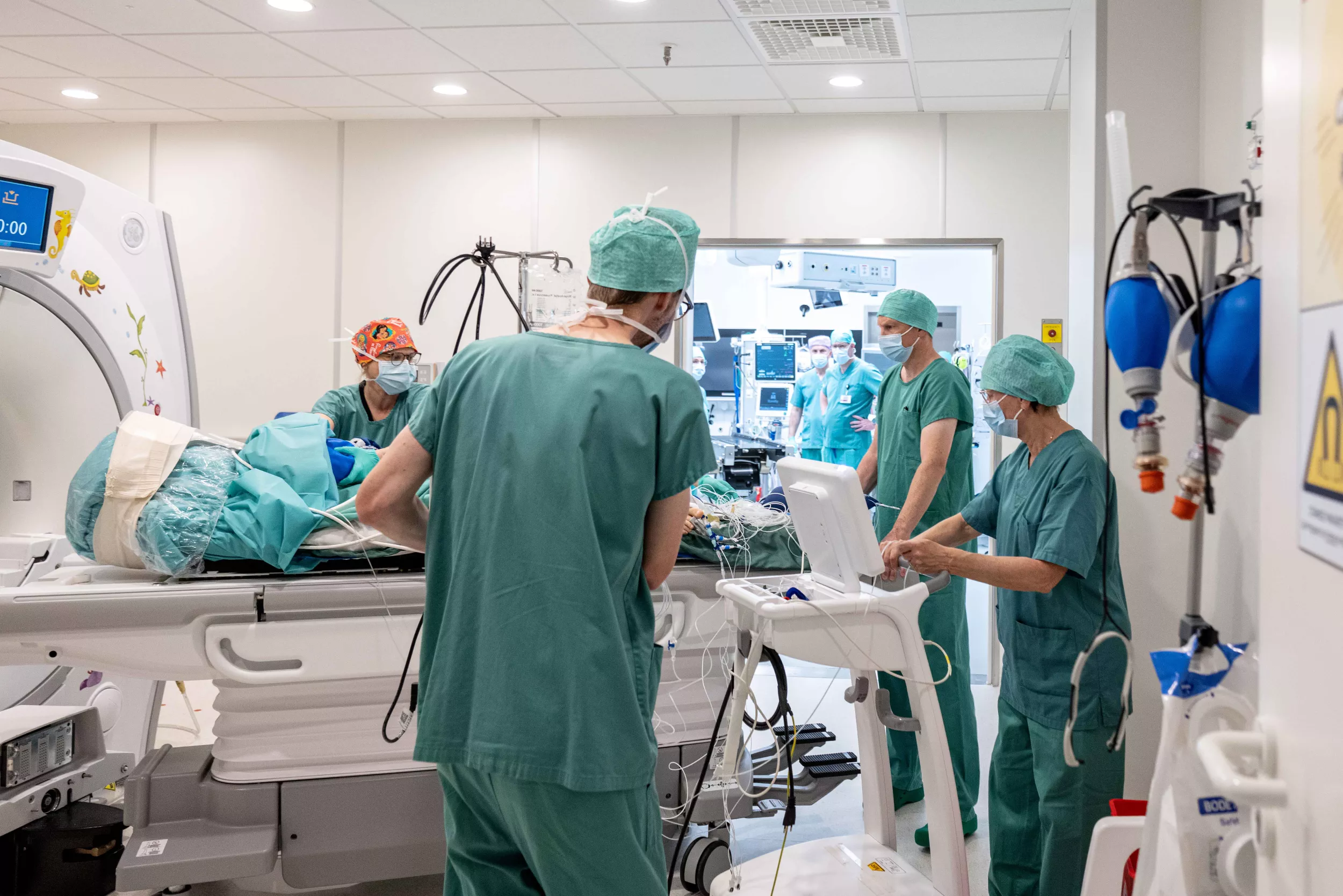 Medizinisches Personal transportiert einen Patienten vom MRI zurück in den OP
