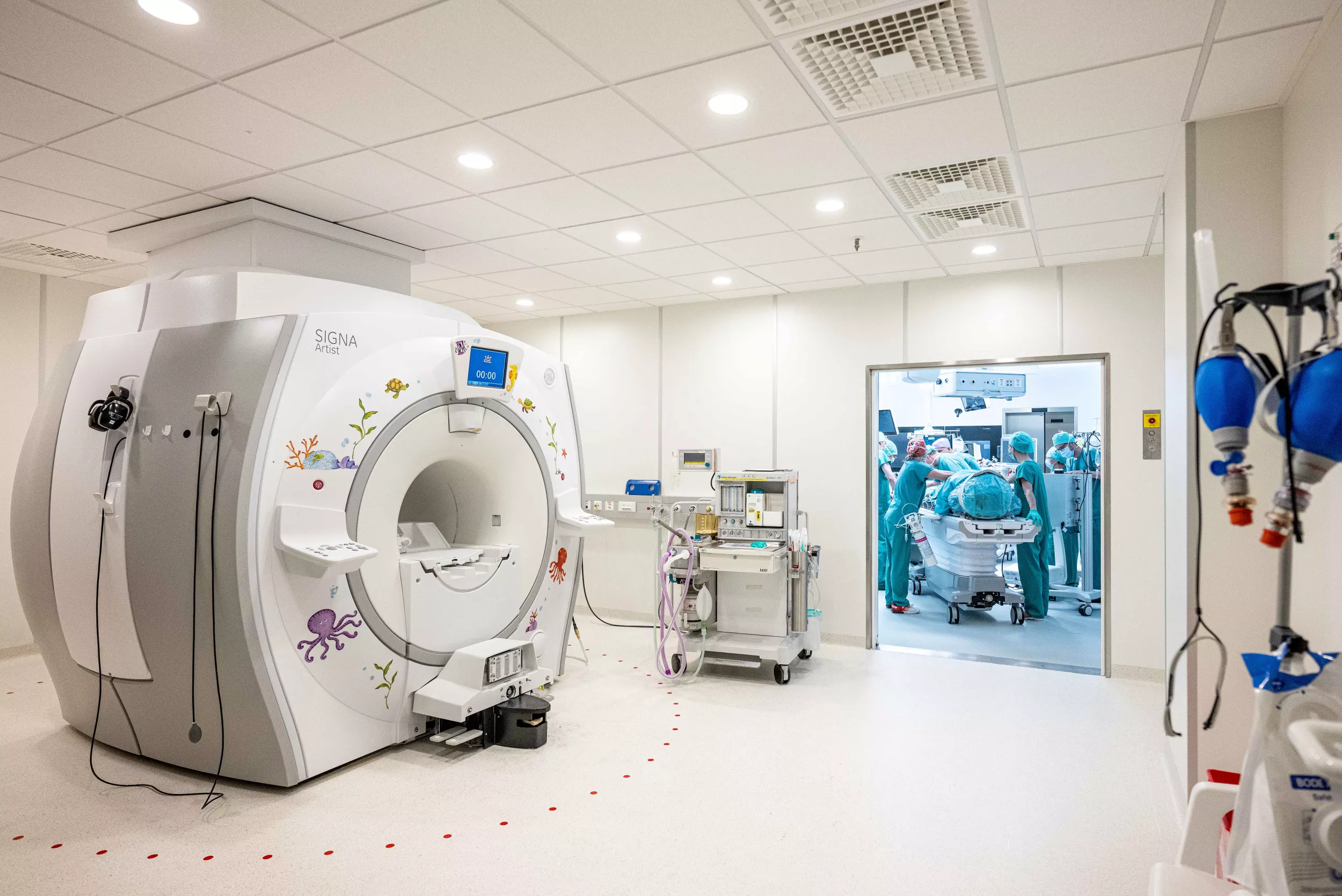 Medizinisches Personal transportiert einen Patienten vom MRI zurück in den OP