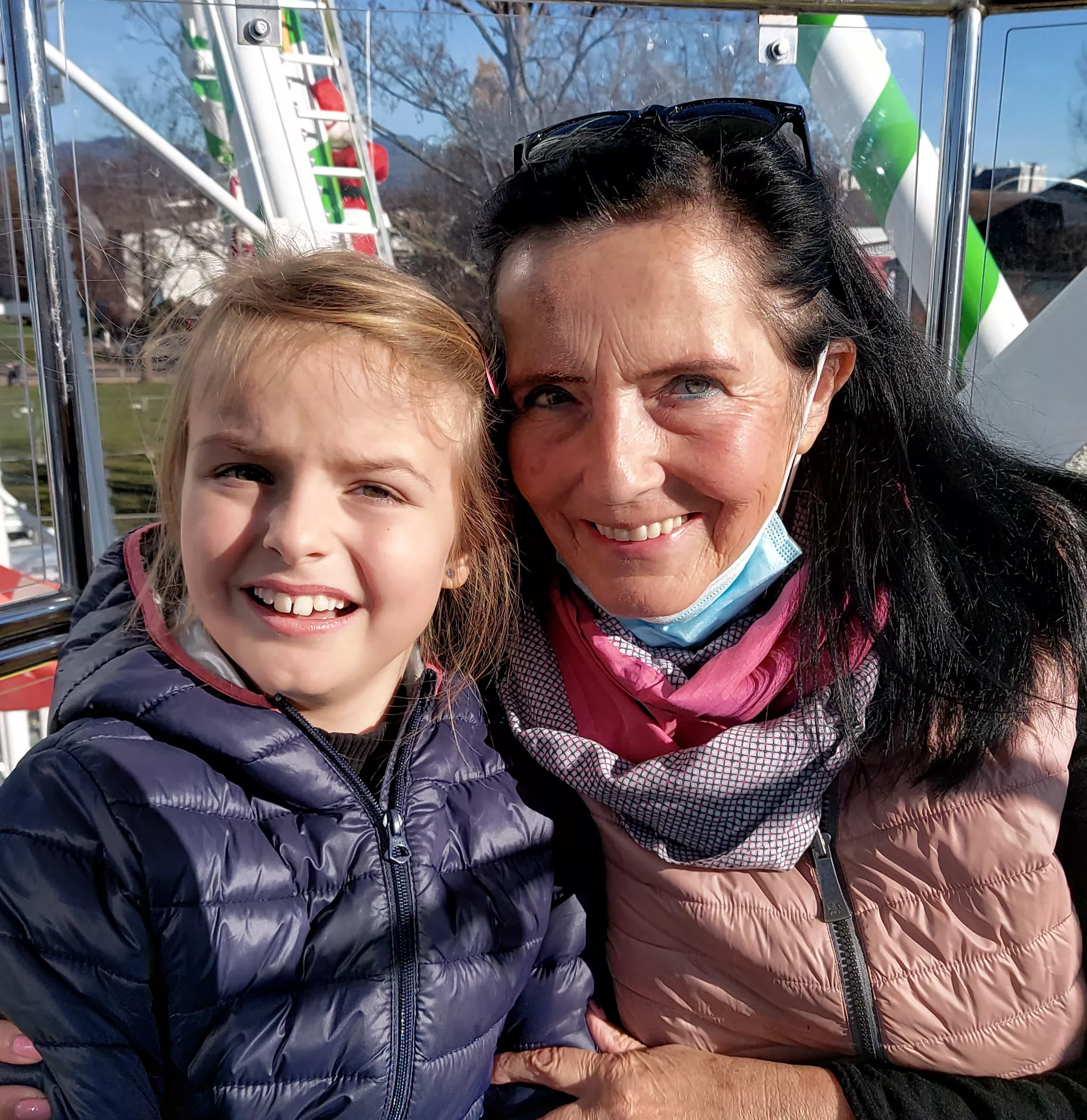 Lia mit ihrer Oma