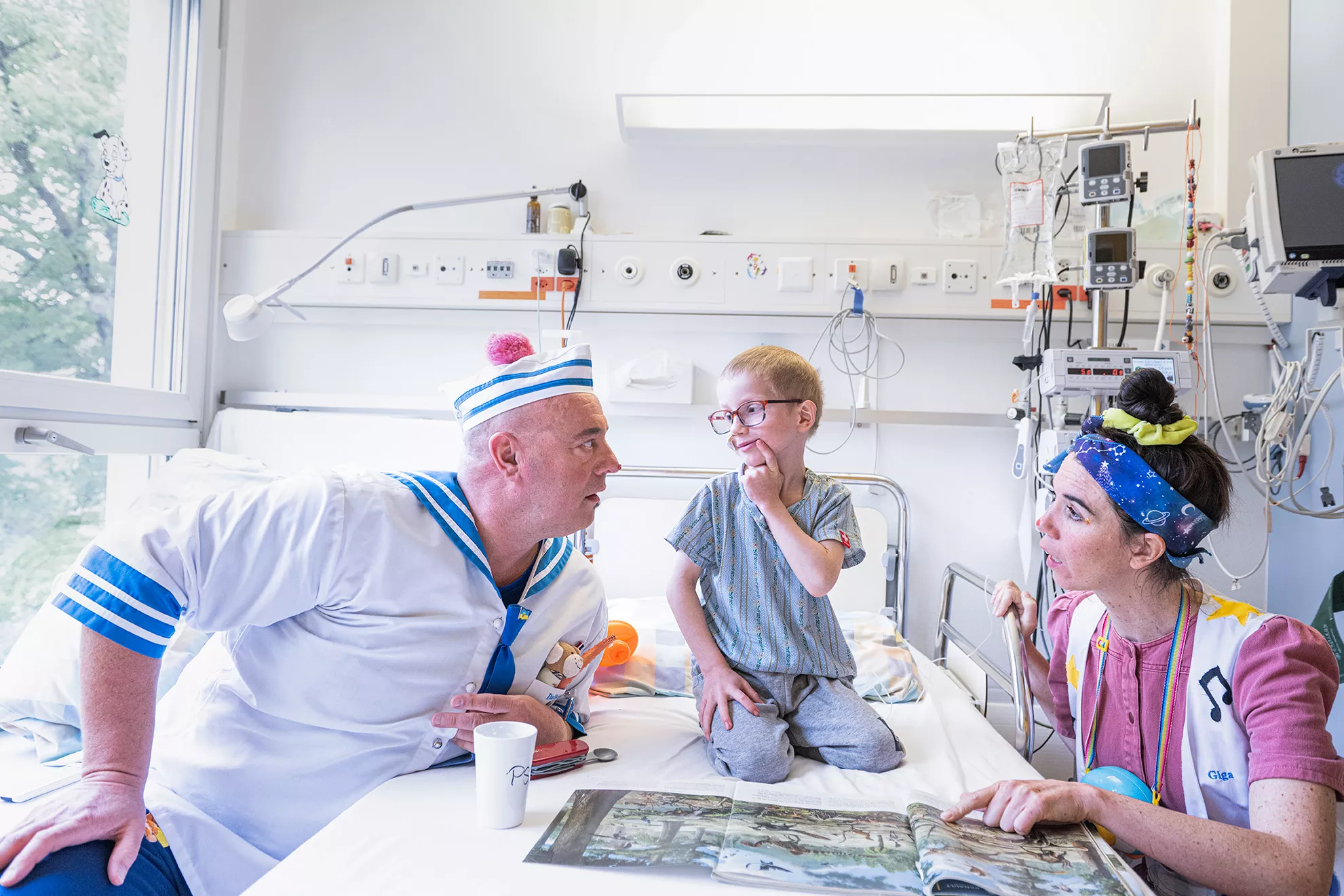 Onkologie Patient Ron mit den Spitalclowns Dada und Giga im Kinderspital Zürich