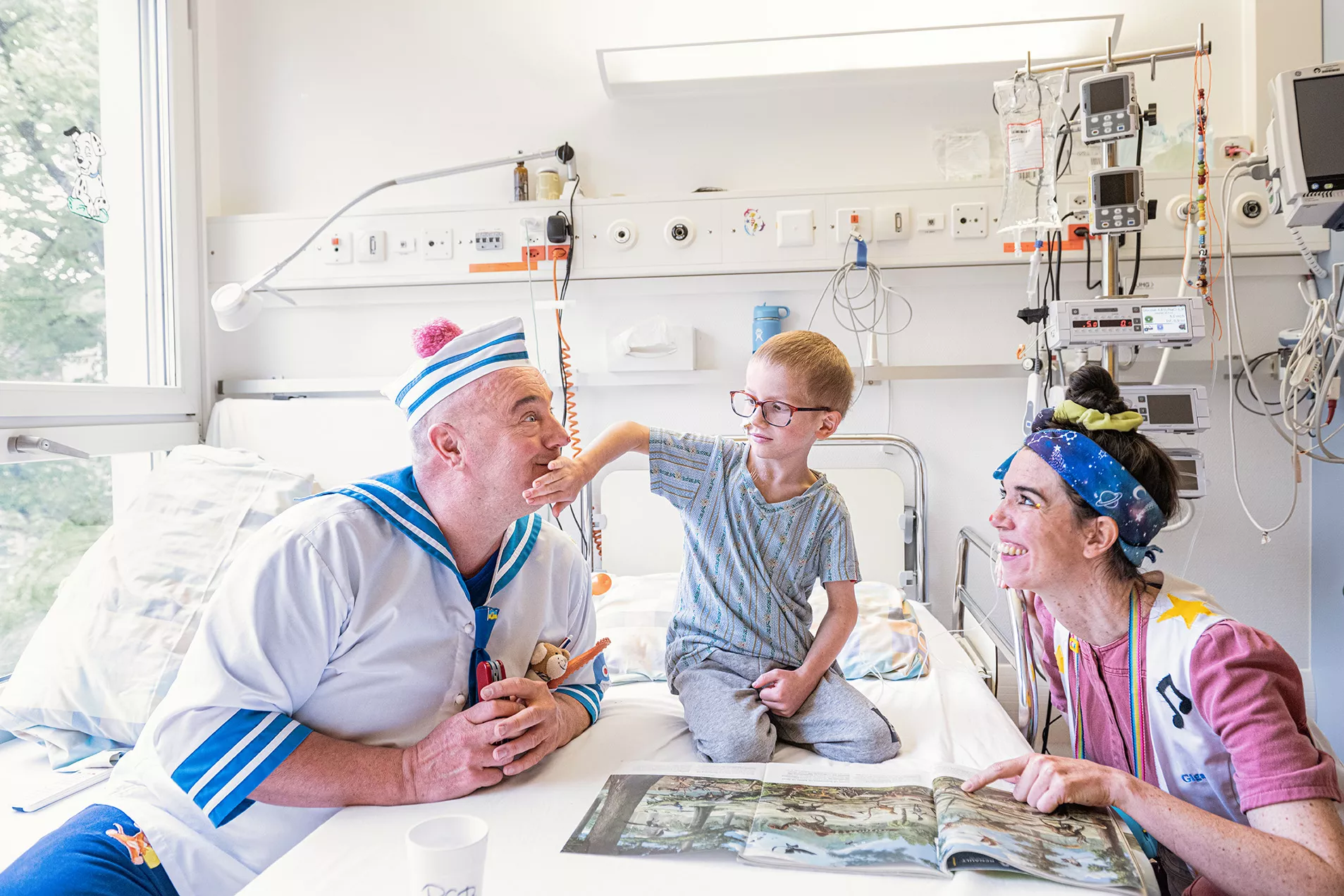 Onkologie Patient Ron mit Spitalclowns Dada und Giga im Kinderspital Zürich
