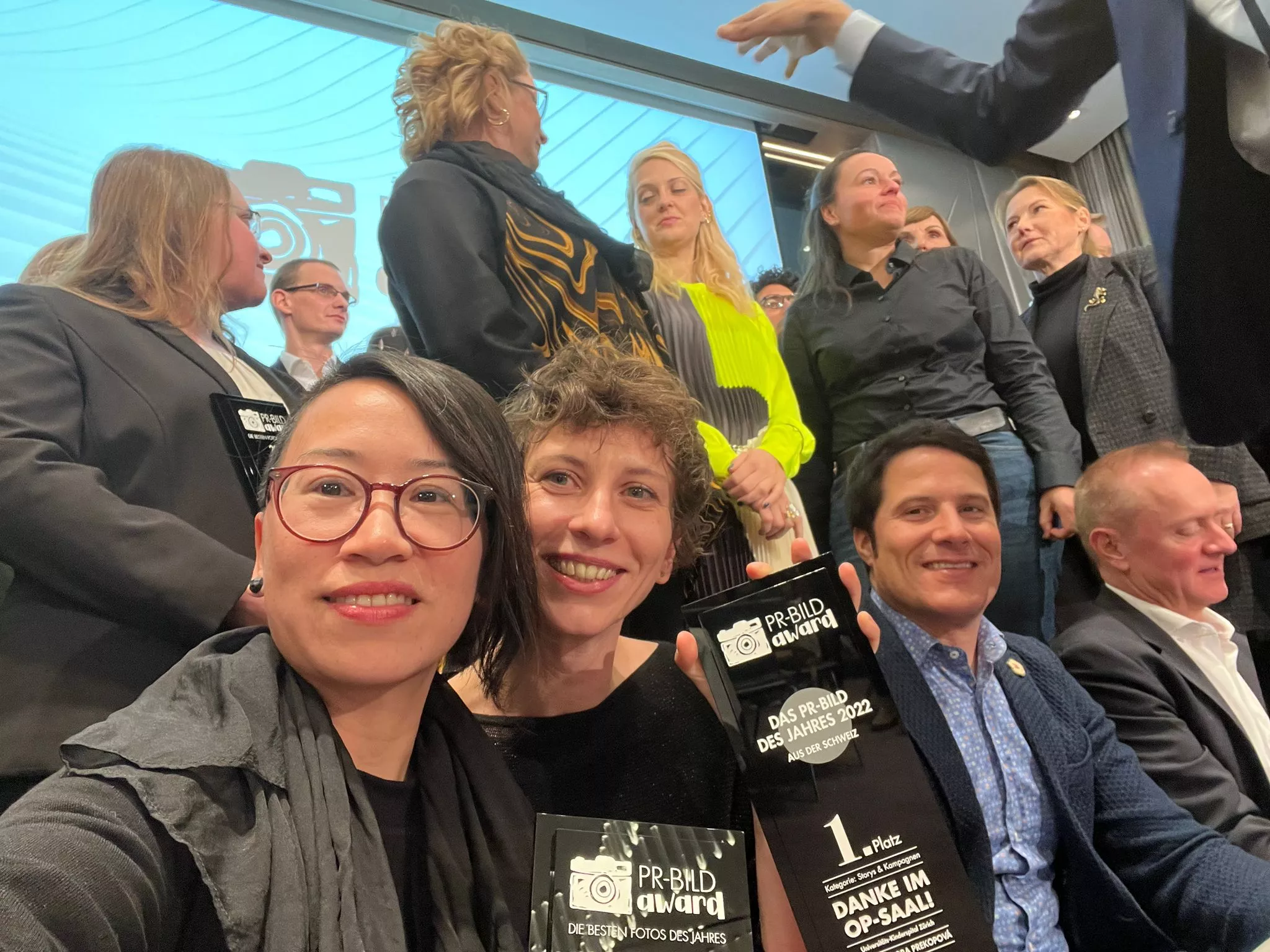 Fotografinnen Nina Chen und Barbora Prekopova posieren während der Preisverleihung in die Kamera