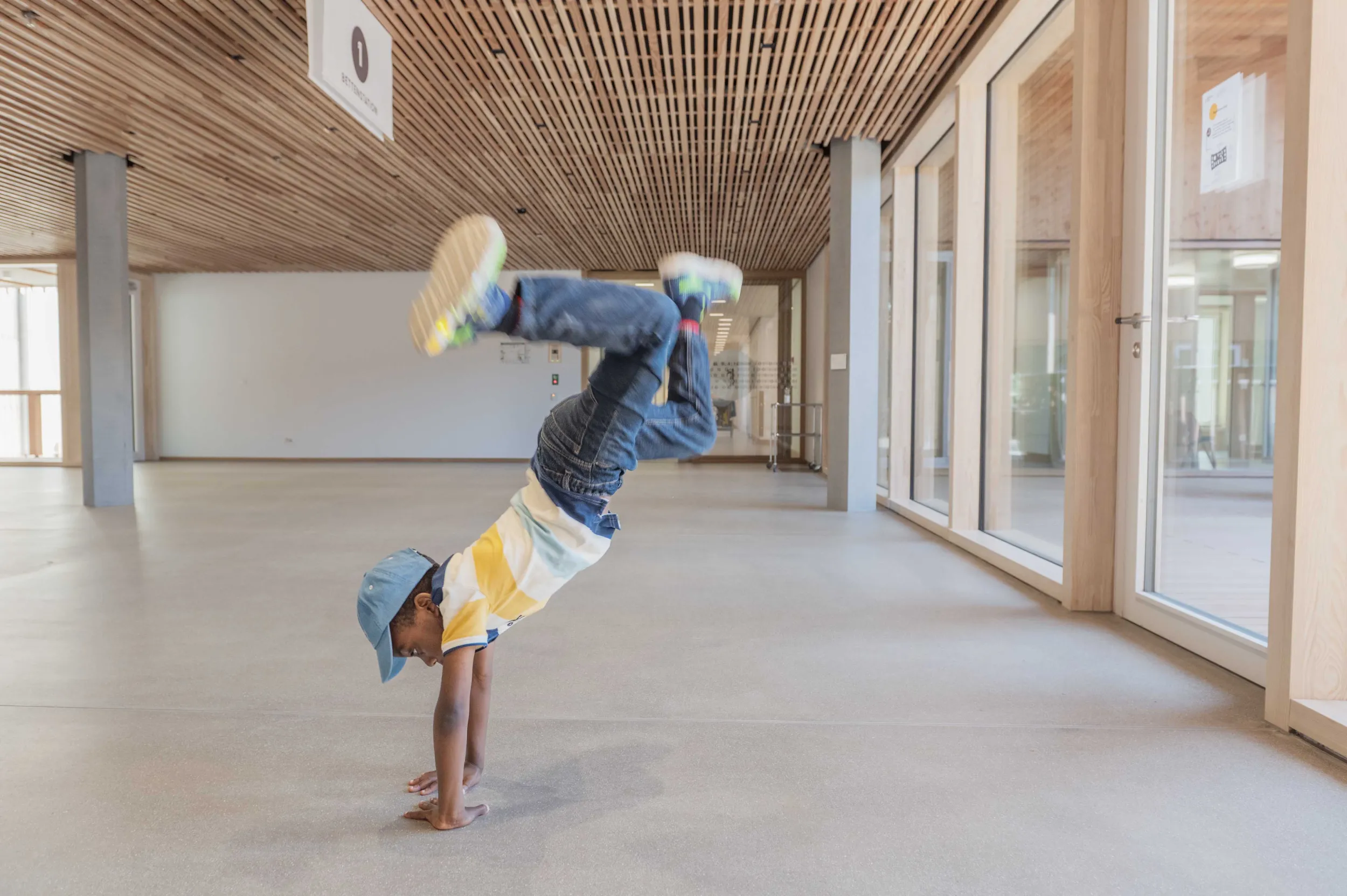 Der Patient David macht einen Handstand im Boulevard des Kinderspital Zürich