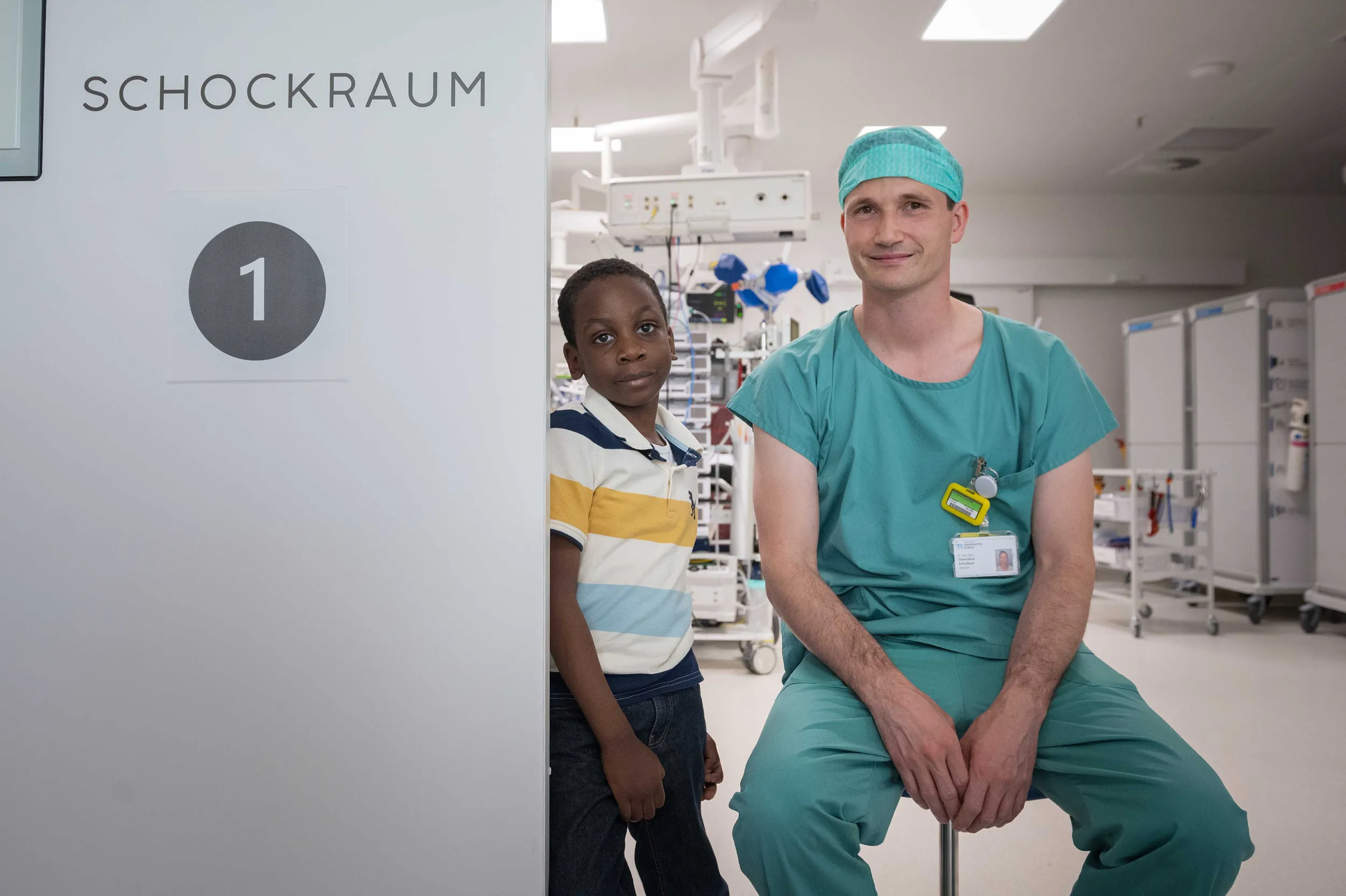 Patient David und Herzchirurg Dr. med. Dominikus Schullerer im Schockraum des Kinderspital Zürich