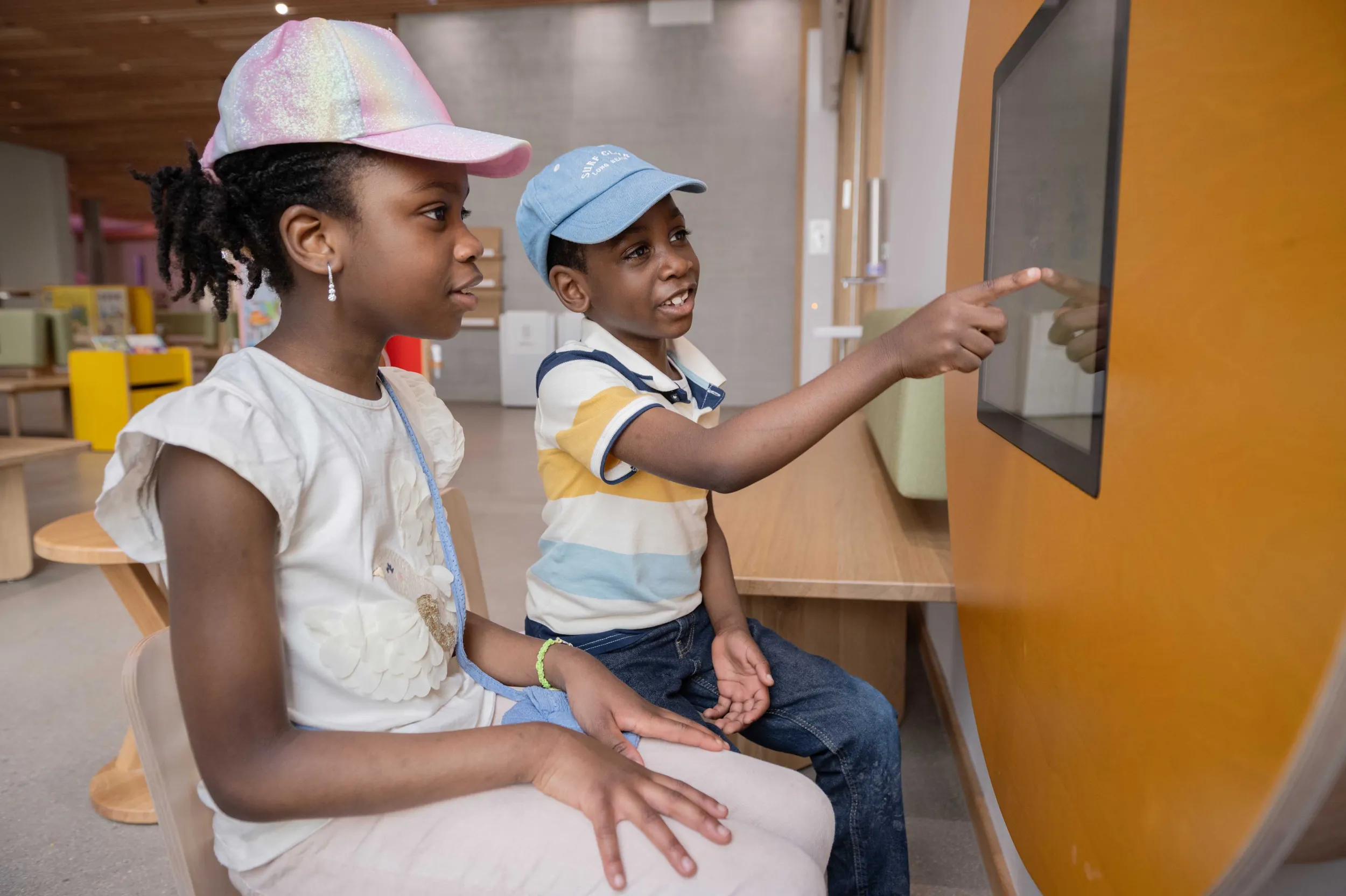 Patient David mit seiner Schwester im Kinderspital Zürich