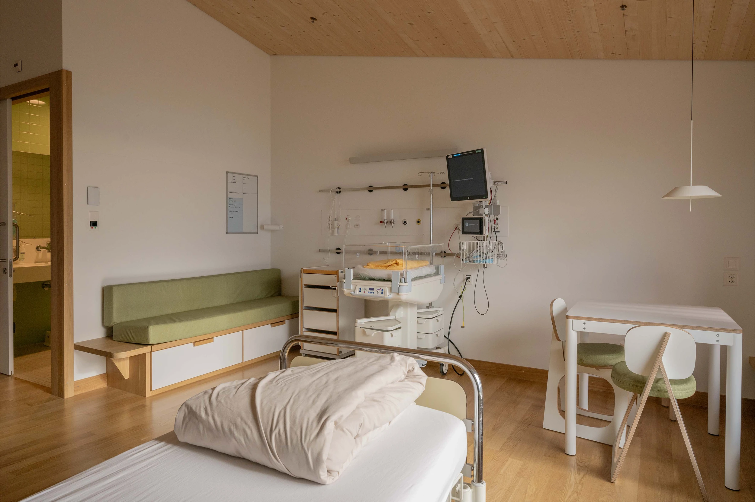 Ein Einzel-Patientenzimmer mit ausziehbarer Liegebank für ein übernachtendes Familienmitglied