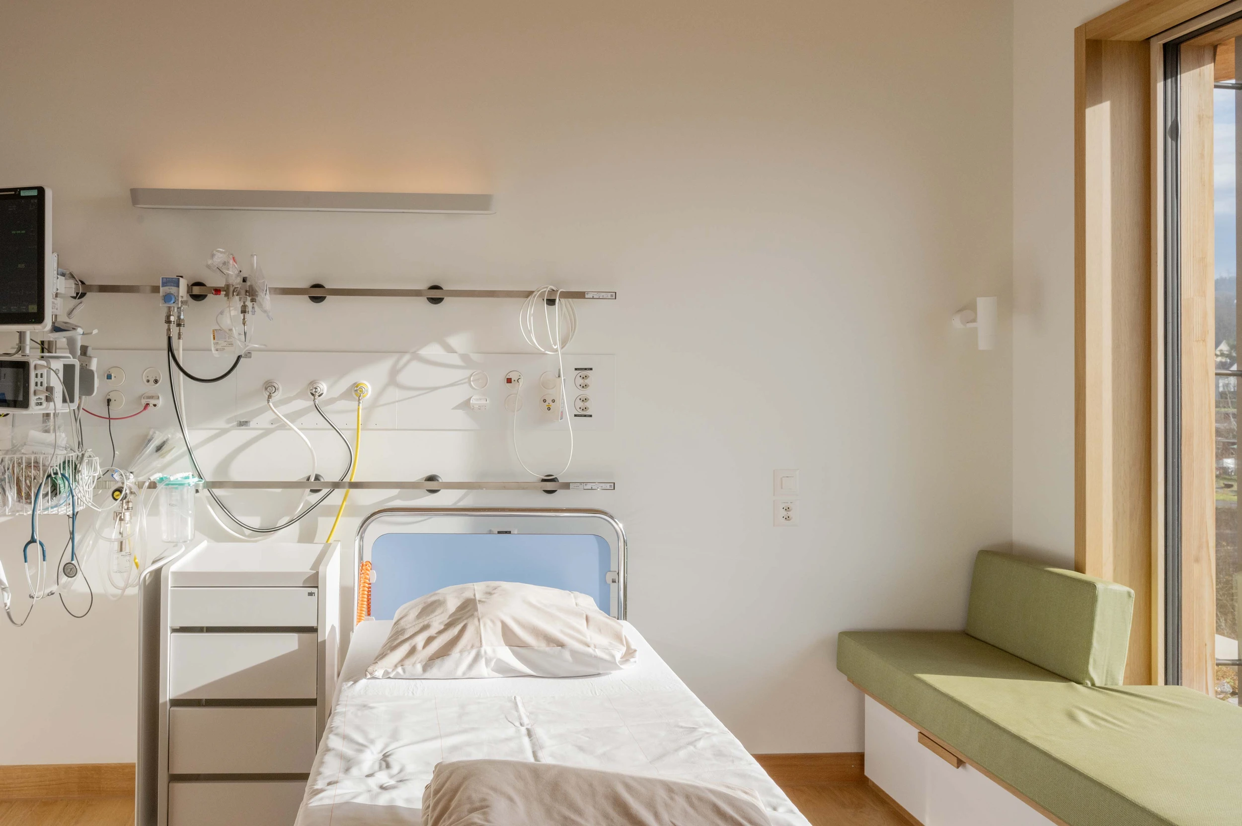 Ein Einzel-Patientenzimmer mit ausziehbarer Liegebank für ein übernachtendes Familienmitglied