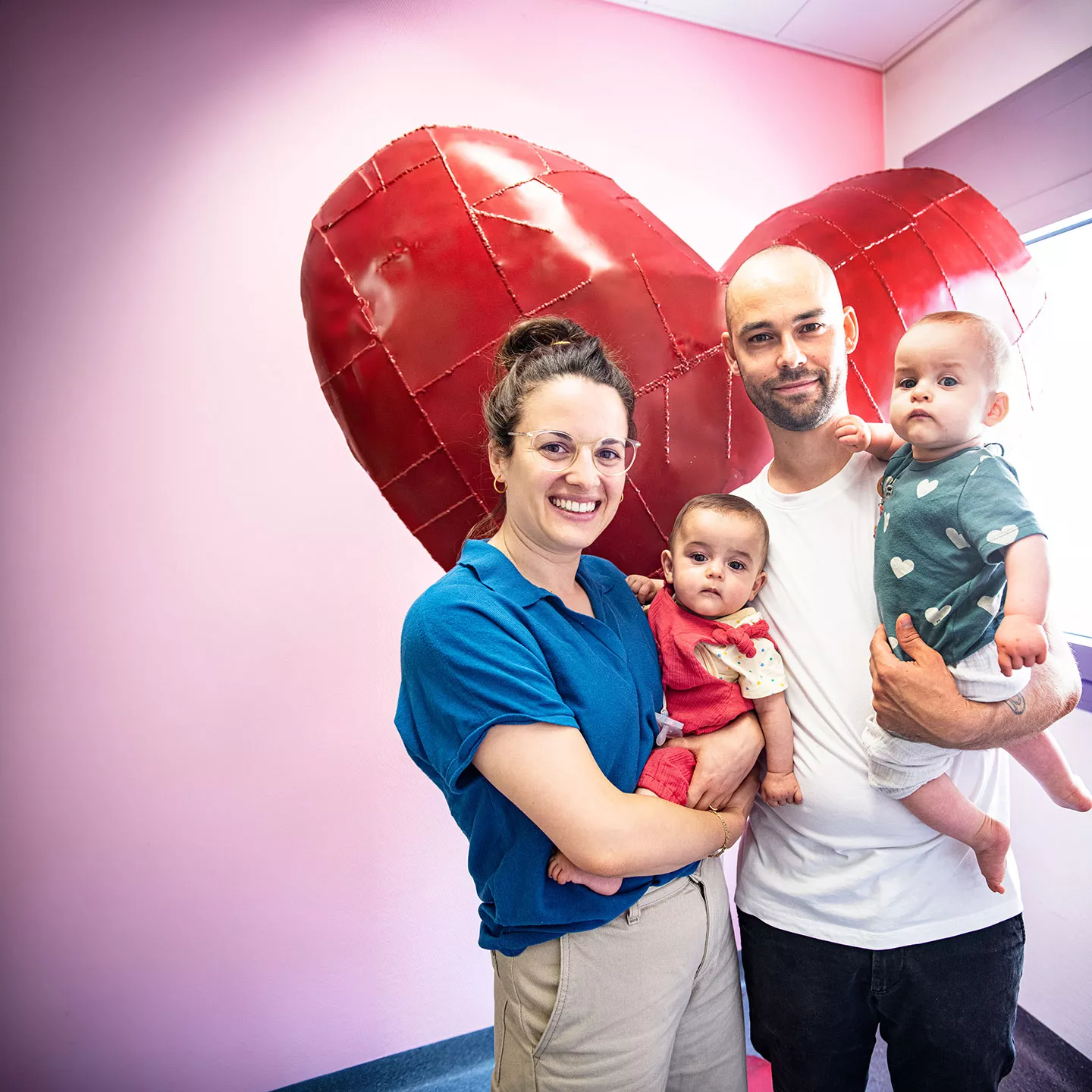 Eltern Lea und Pavel mit ihren Zwillingen Alba und Lima