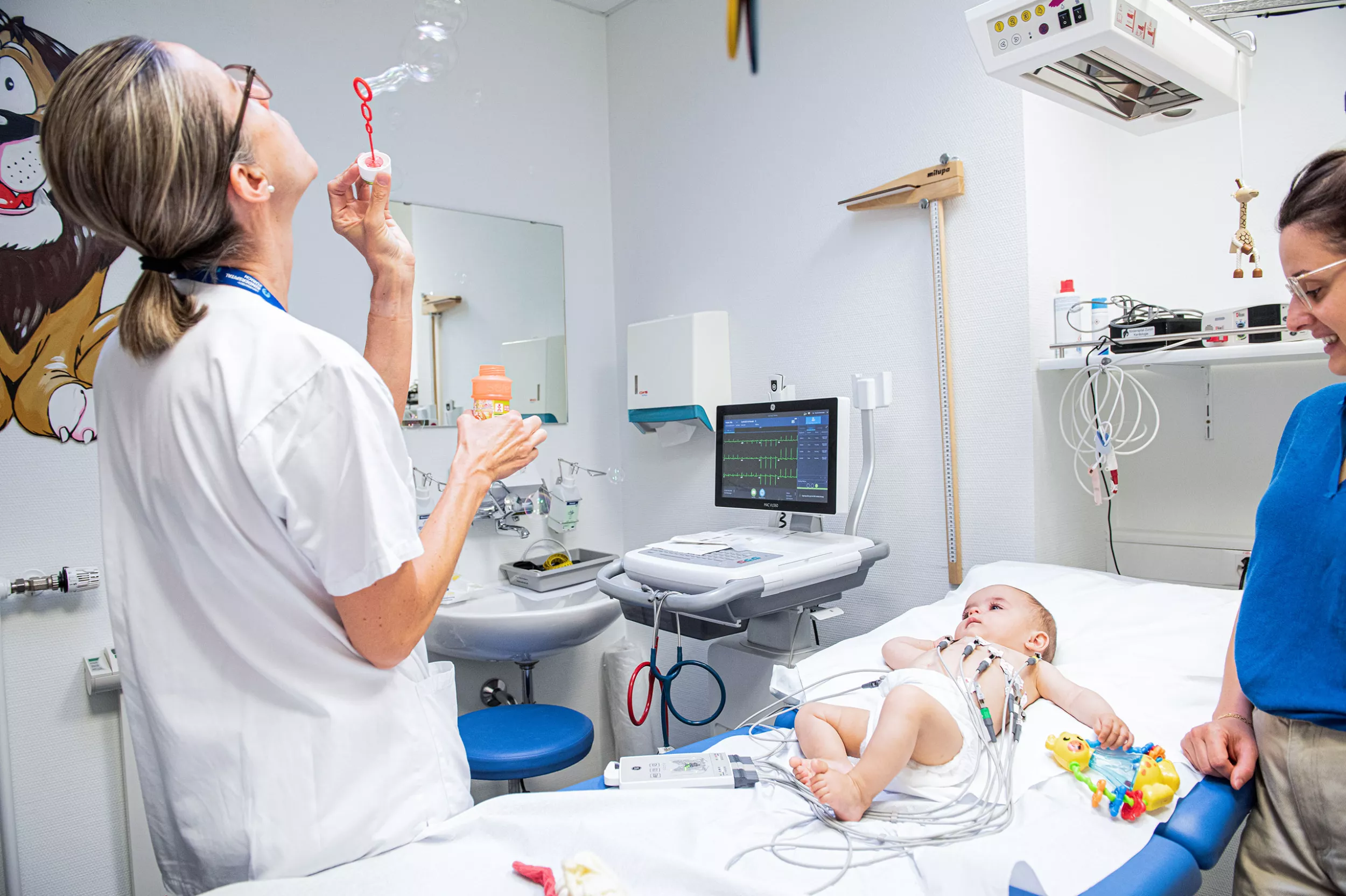 Patientin Alba wird untersucht