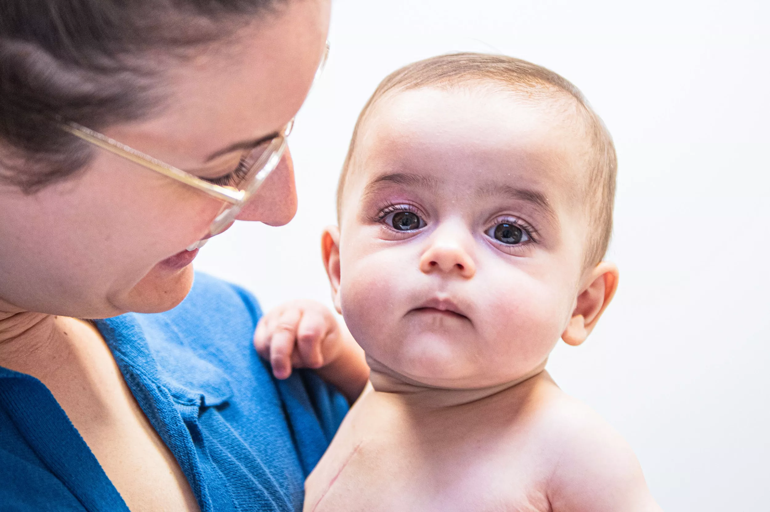 Patientin Alba auf dem Arm ihrer Mutter