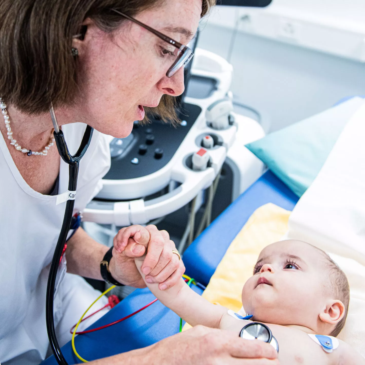 Dr. med. Anna Cavigelli untersucht Patientin Alba