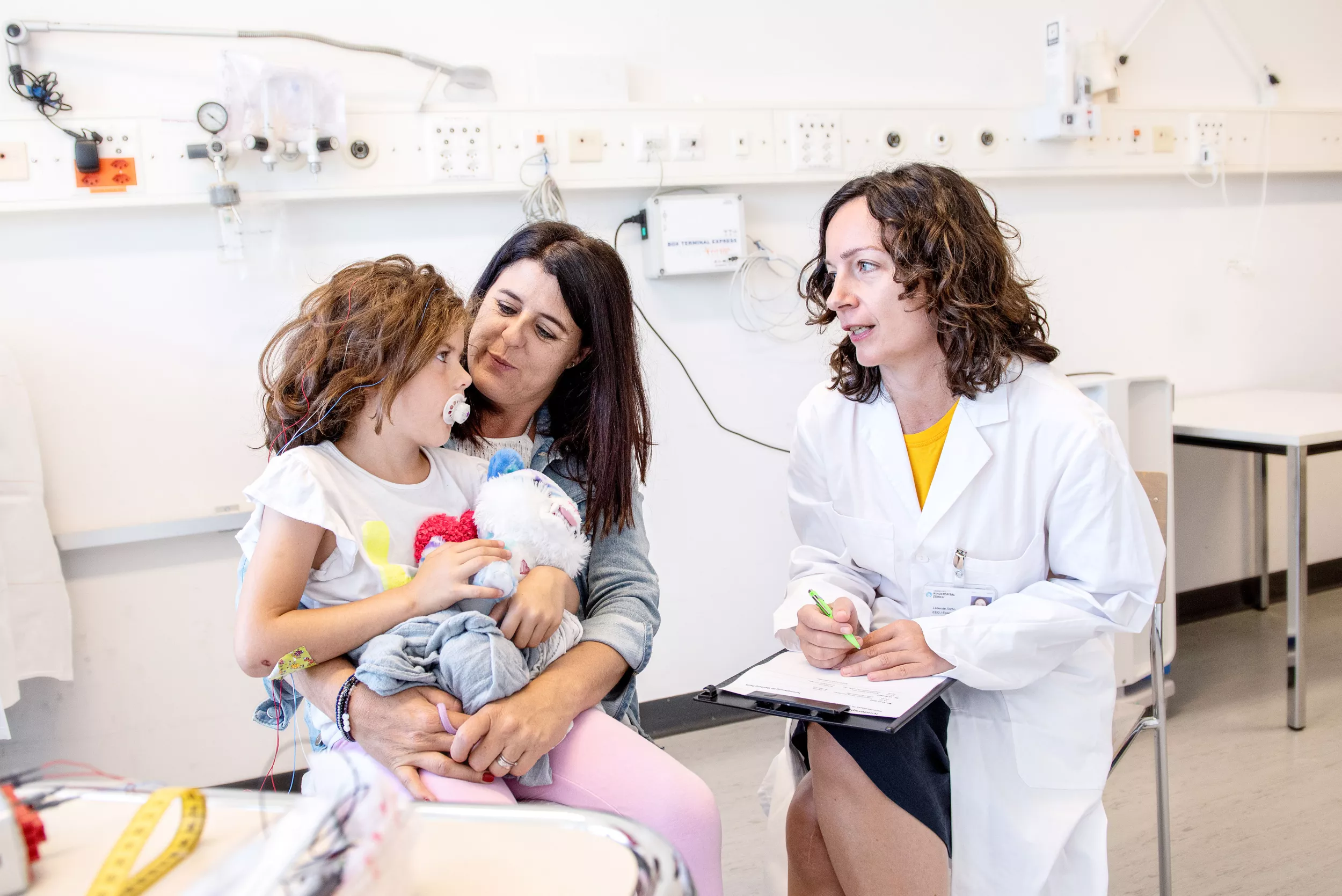 Prof. Ramantani untersucht Patientin