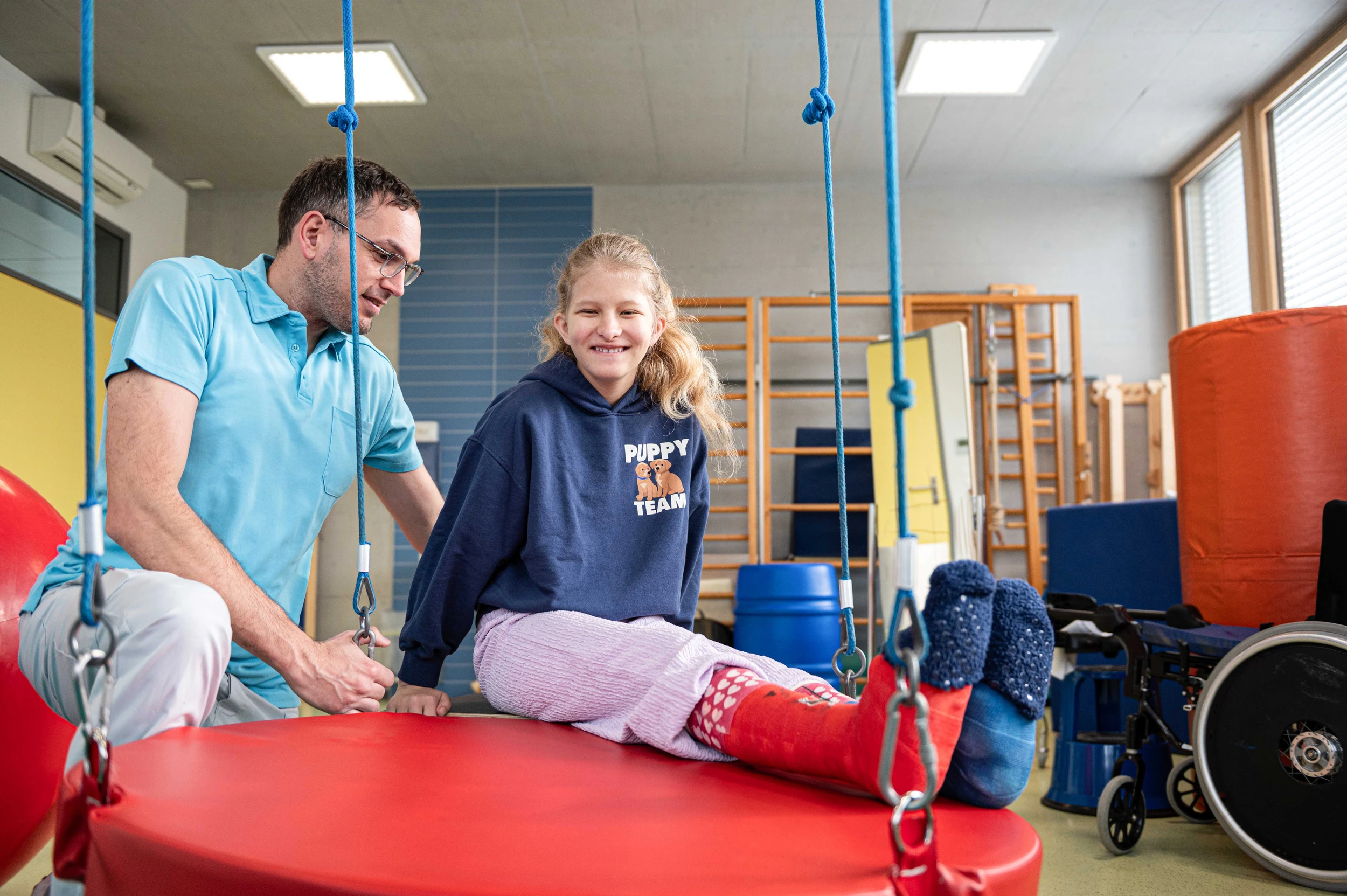 Patientin Tabitha bei Physiotherapie in der Kinder-Reha Schweiz