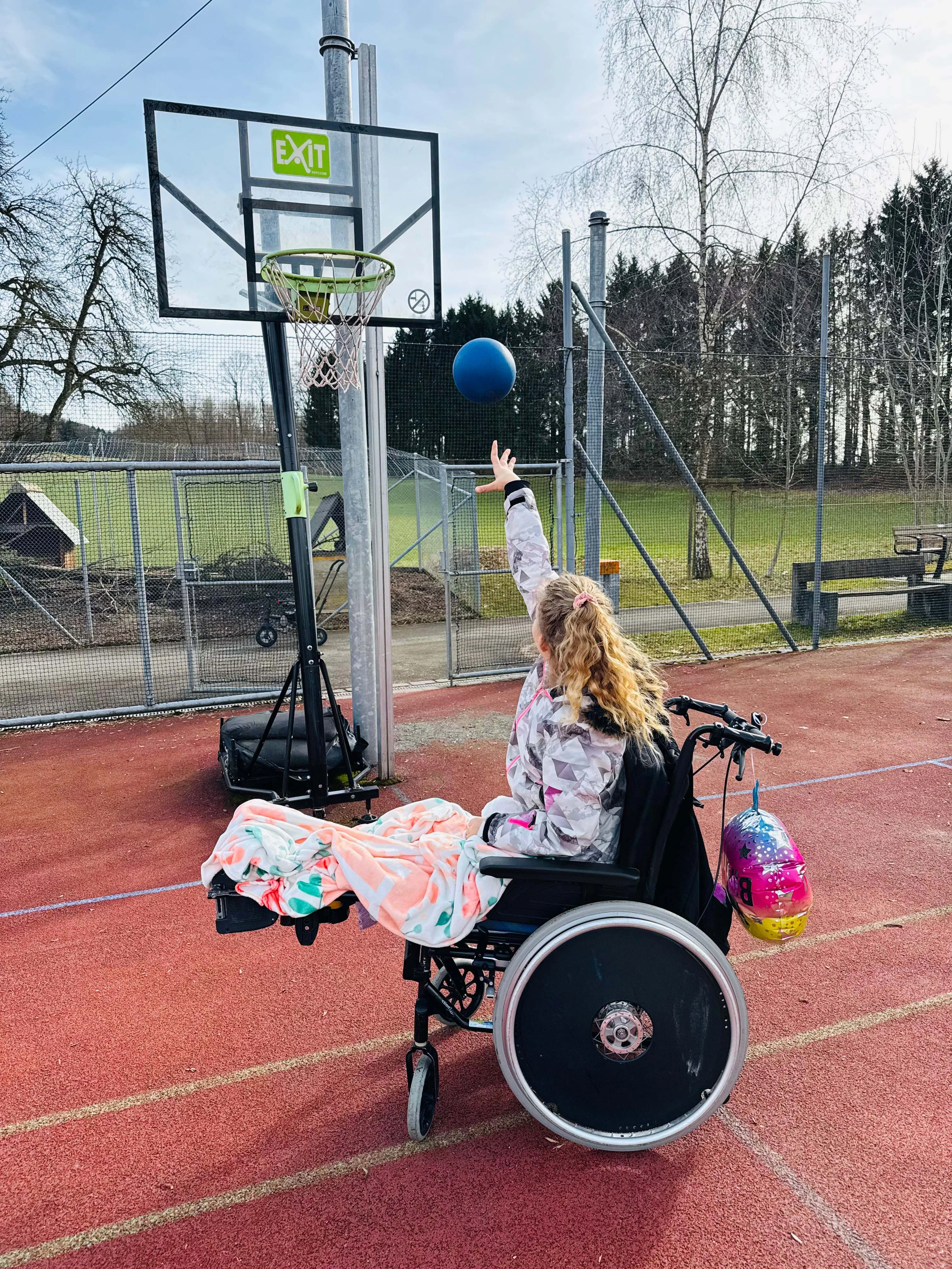 Patientin Tabitha bei der Sporttherapie in der Kinder-Reha Schweiz